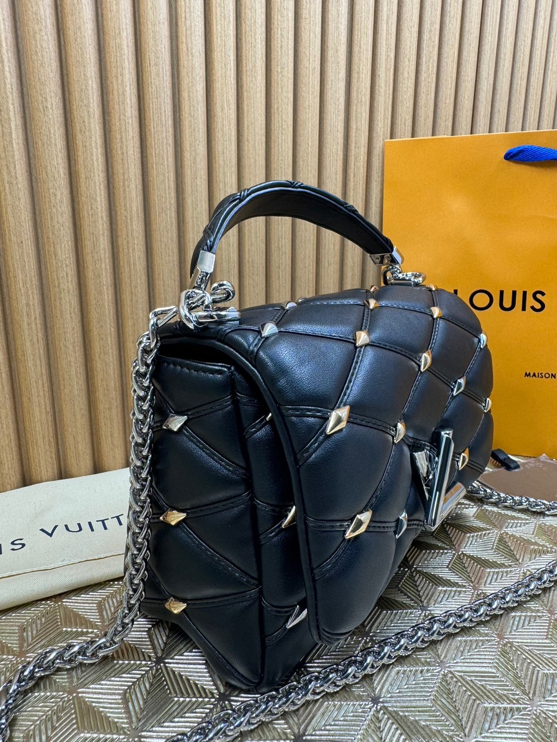 พร้อมส่ง 3 สี LV Twist Bag 24cm / LV GO-14 กระเป๋าหนังบุนวมอันเป็นเอกลักษณ์ของเมซง เกรดออริจินอล 1:1 สลับแท้ ภาพถ่ายจากงานขายจริง