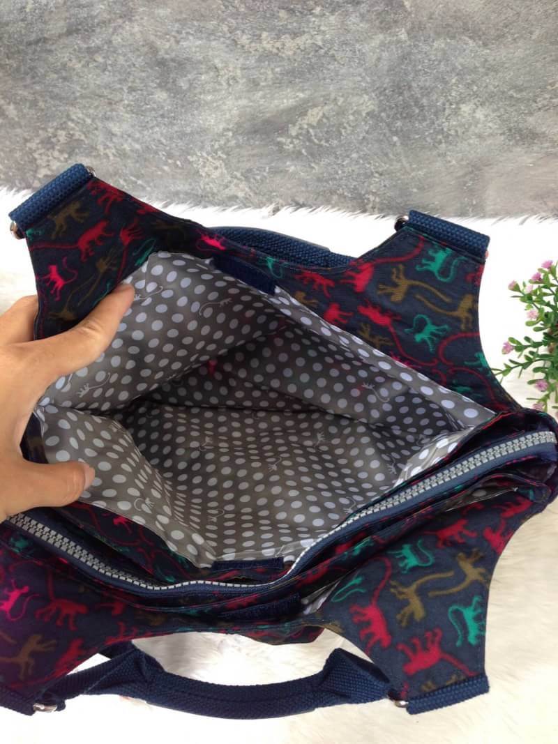 Kipling รุ่น Cicele กระเป๋าสะพายไหล่ใบใหญ่ สวยน่ารัก ตัวกระเป๋าด้านในเป็นช่องโล่งแบบปิดเปิดด้วยซิป มีช่องซิปด้านใน ด้านข้างกระเป๋า มี 2 ช่อง ปิดเปิด ด้วยเทป พร้อมที่ใส่โทรศัพท์ ปากกา และ MP 3 ในส่วนด้านใน และ ด้านข้างกระเป๋า ซ้าย-ขวา เป็นช่องขนาดเล็กสำหรั