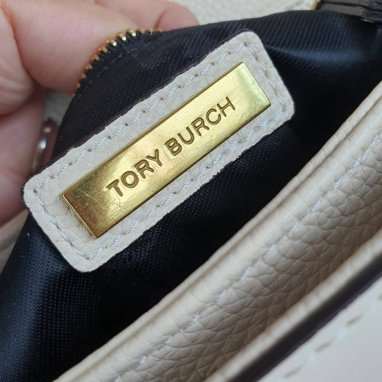 TORY BURCH CROSSBODY BAG กระเป๋าสะพายข้าง **หนังสวยมาก อะไหล่ทองวินเทจ ด้านหน้าประดับโลโก้แบรนด์ เปิดปิดด้วยตัวล็อคหมุน ภายในโล่งกว้างบุผ้าปั้มแบรนด์ มีช่องใส่ของ 3 ช่องใหญ่ พร้อมช่องซิปและที่เก็บบัตร มาพร้อมสายยาวถอด-ปรับระดับได้ ขนาดกำลังดี รีบคว้าด่วนค