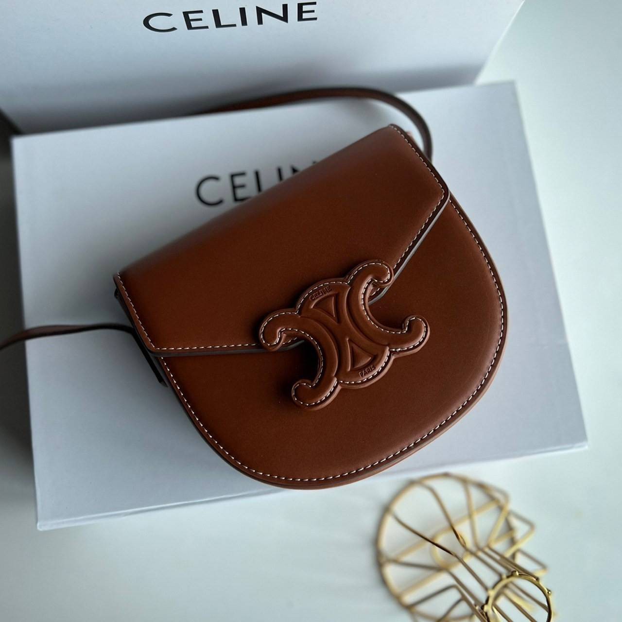 หนังแท้ CELINE BESACE cuir triomphe in Smooth calfskin / CELINE TRIOMPHE CLOSSBODY BAG หนังแท้ทั้งใบสวยหรู แบบใหม่ล่าสุด โลโก้หนังสมูทคลาสิก เหมาะกับสาวๆในวันที่อยากครอสบอดี้ชิลๆ ห้ามพลาดค่ะ!