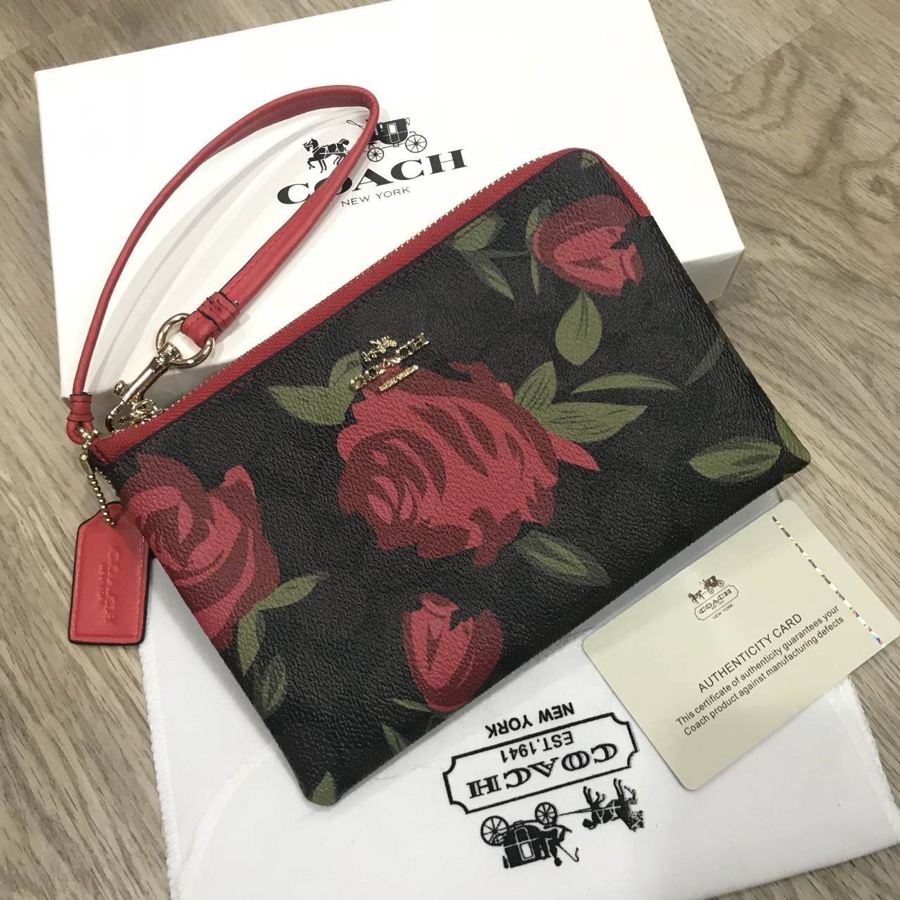 COACH FACTORY OUTLET ZIP WRISTLET Don't miss! กระเป๋าคล้องข้อมือ ขนาดกำลังจ่ารัก ลายสวย วัสดุหนังพิมพ์ลายดอก พร้อมสายคล้องข้อมือ ด้านหน้า ประดับโลโก้แบรนด์ เปิดปิดด้วยซิป ภายในมีช่องใส่บัตร ใส่มือถือได้ทุกรุ่น, ธนบัตร เหรียญ ของจุกจิกได้ จะมอบ เป็นขอ