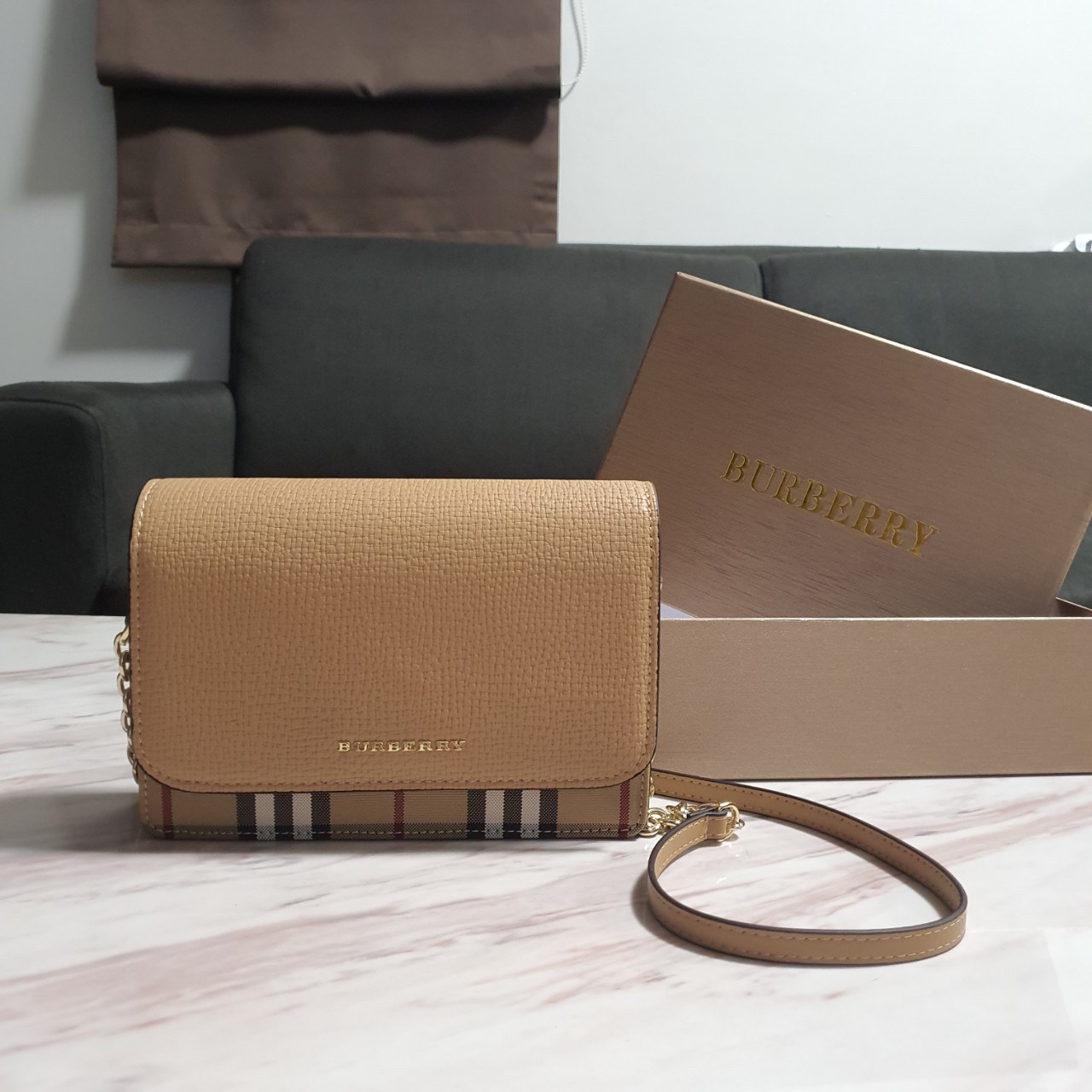 พรีเมี่ยมกิ๊ฟแท้ 100% 】BURBERRY CROSSBODY BAG กระเป๋าสะพายพรีเมี่ยมกิ๊ฟรุ่นใหม่ล่าสุด Limited จาก BURBERRY Perfume DutyFree ตัวกระเป๋าอยู่ทรงสวย วัสดุทำจากหนังสลับผ้าลายแบรนด์