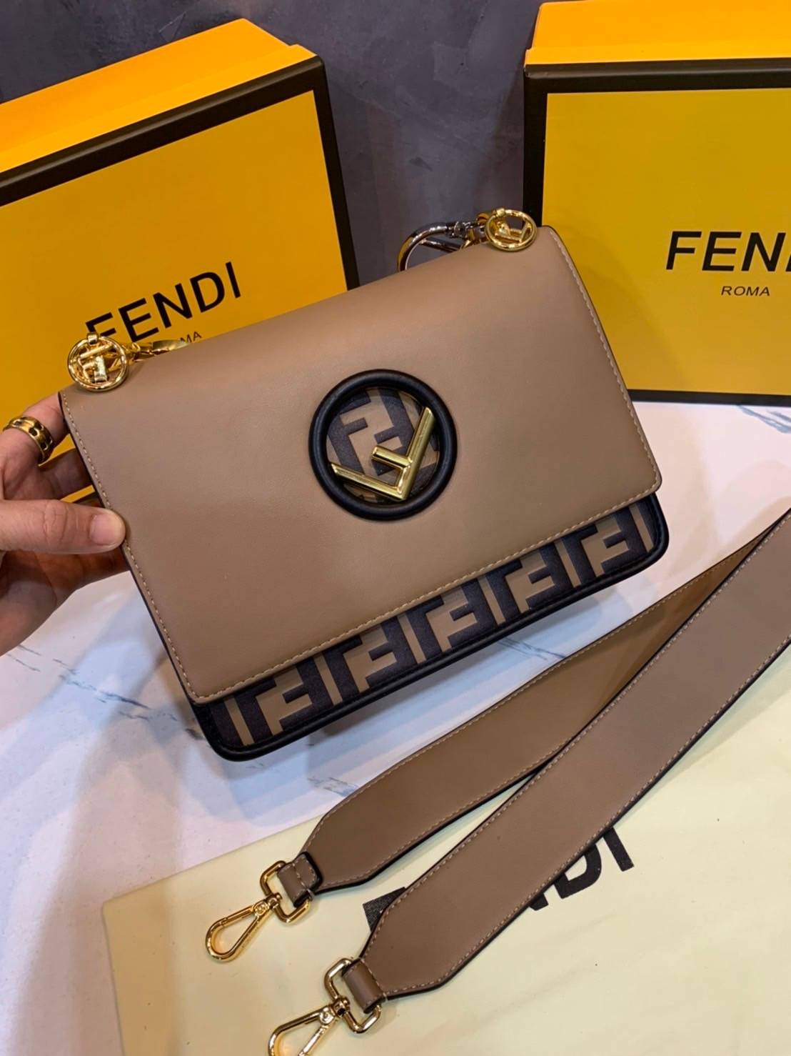 FENDI KAN leather bag เกรดออริจินอล ด้วยสีและลวดลายคลาสสิกตามแบบแบรนด์ เข้าได้กับสาวๆ ทุกสไตล์ บ่งบอกความเป็น FF ได้อย่างสมบูรณ์แบบ โทนสีแมตช์กับเสื้อผ้าได้ง่าย เสริมลุคสาวมั่นก็ลงตัว หรือเปลี่ยนมาติดสายสะพายยาวเพื่อสะพายคาดลำตัวก็ได้ความชิลและคล่องตัวไปอ
