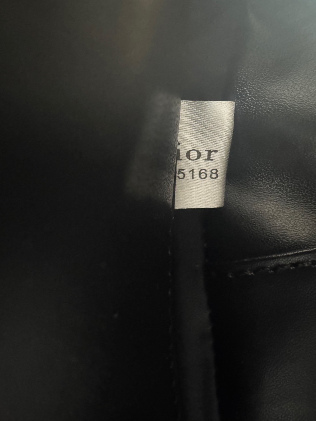 DIOR Groove 20 Bag กระเป๋าสะพายทรงบอสตันสุดคลาสสิค ดูดีและมีเทส รูปทรงหมอนยอดฮิต สวยหรูทันสมัย