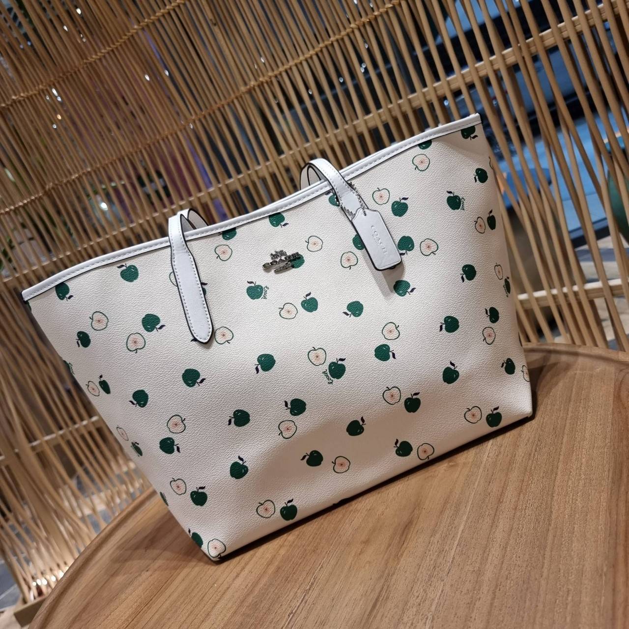 OUTLET 】COACH C4119 CITY TOTE WITH APPLE PRINT COACH CITY TOTE WITH POPSICLE PRINT C4277 แจกความน่ารักสดใส ด้วย 2 รุ่น กับเหล่าแอปเปิ้ลเขียวที่ยกมาทั้งสวน!! และลวดลายไอศครีมโทนชมพูแสนหวาน ดีไซน์ดึงดูดความสนใจได้ดีเลยทีเดียว กระเป๋าทรงช็อปปิ้งใบใหญ่ ที่จุย