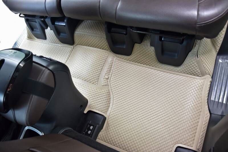 พรมปูพื้นรถยนต์ NISSAN TERRA ลายรังผึ้งรีดขอบ สีครีม เต็มคัน เข้ารูป+ปิดเบาะเเถว3 ลายหนังเรียบ