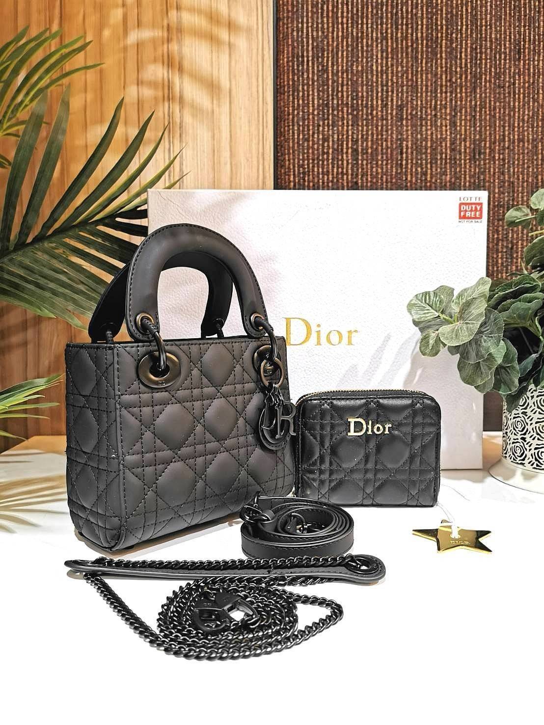 CHRISTIAN DIOR MINI BAG VIP GIFT WITH PURCHASE พรีเมี่ยมกิ้ฟรุ่น Limited สวยหรูดูดีอลังการเซตสุดคุ้มได้ทั้งกระเป๋าสะพายหนัง Calfskin + กระเป๋าสตางค์สั้น + Dior Gold Star ครบชุด ไอเท็มใหม่ล่าสุดน่าใช้น่าสะสม สินค้ามาพร้อมกล่องแบรนด์ จะซื้อใช้เองหรือมอบเป็น