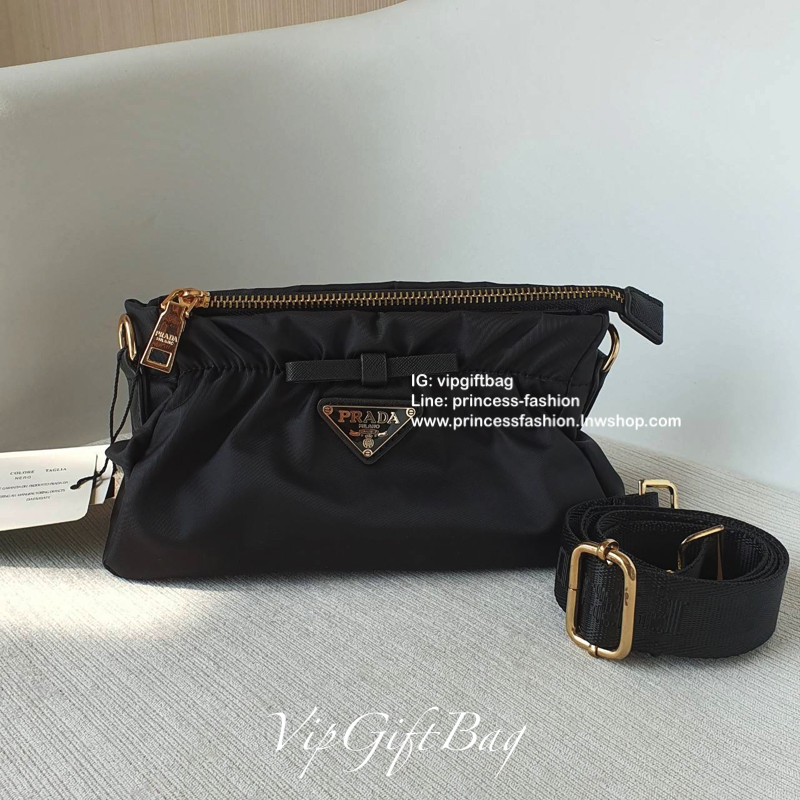 งานไซส์น่ารัก จากงานพรีเมี่ยมกิ้ฟ เคาเตอร์ต่างประเทศ Prada มีมาให้จับจองคะ รุ่นยอดฮิตที่สาวๆตามหากัน ภายนอกจับจีบปากกระเป๋า ดีมาก วัสดุผ้าNyonกันน้ำ เปิด/ปิดด้วยซิป สามารถคล้องมือเกร๋ๆ หรือจะถือเป็นครัชก็ไฮโซไปอี้ก ภายในเย็บติดป้ายหนังแบรนด์ มีช่องซิปเล็ก