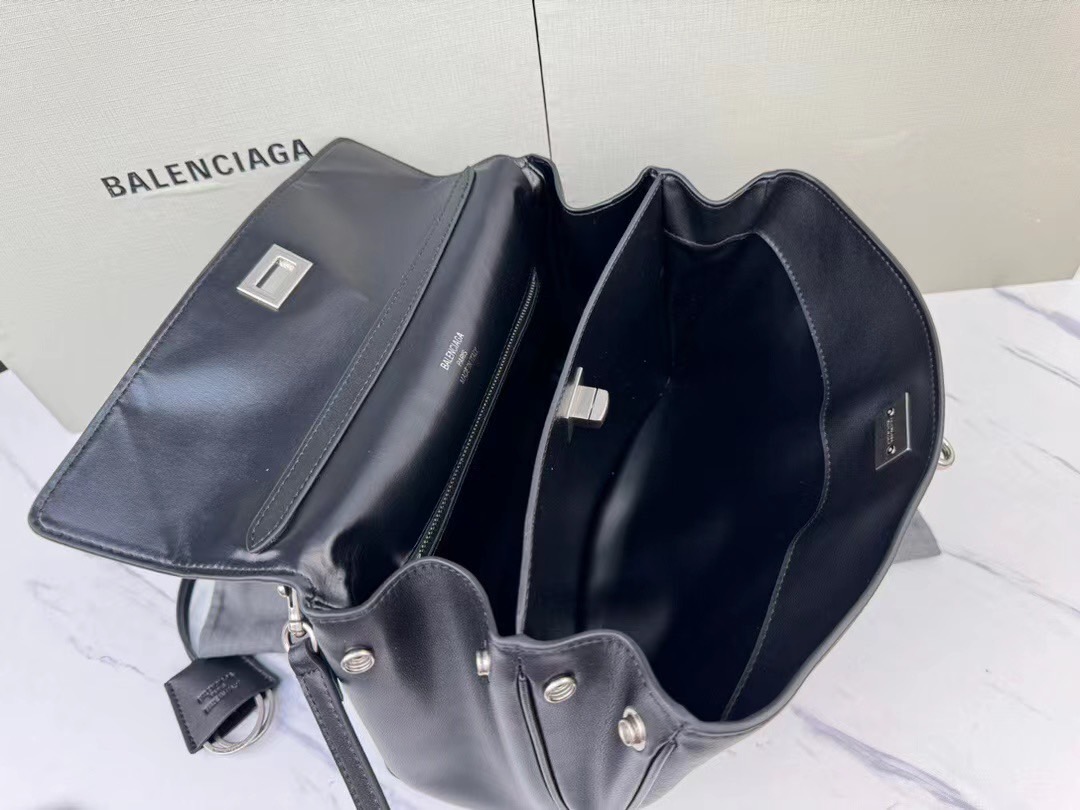 Balenciaga Rodeo Small Handbag in Black 25cm กระเป๋าสะพายหนังเรียบผิวสัมผัสนุ่มสบายผิว ดีไซน์เรียบหรูตามเอกลักษณ์ของแบรนด์ ภายในโล่งกว้าง จุของได้เยอะ ใบจริงน้องสวยน่าใช้มาก