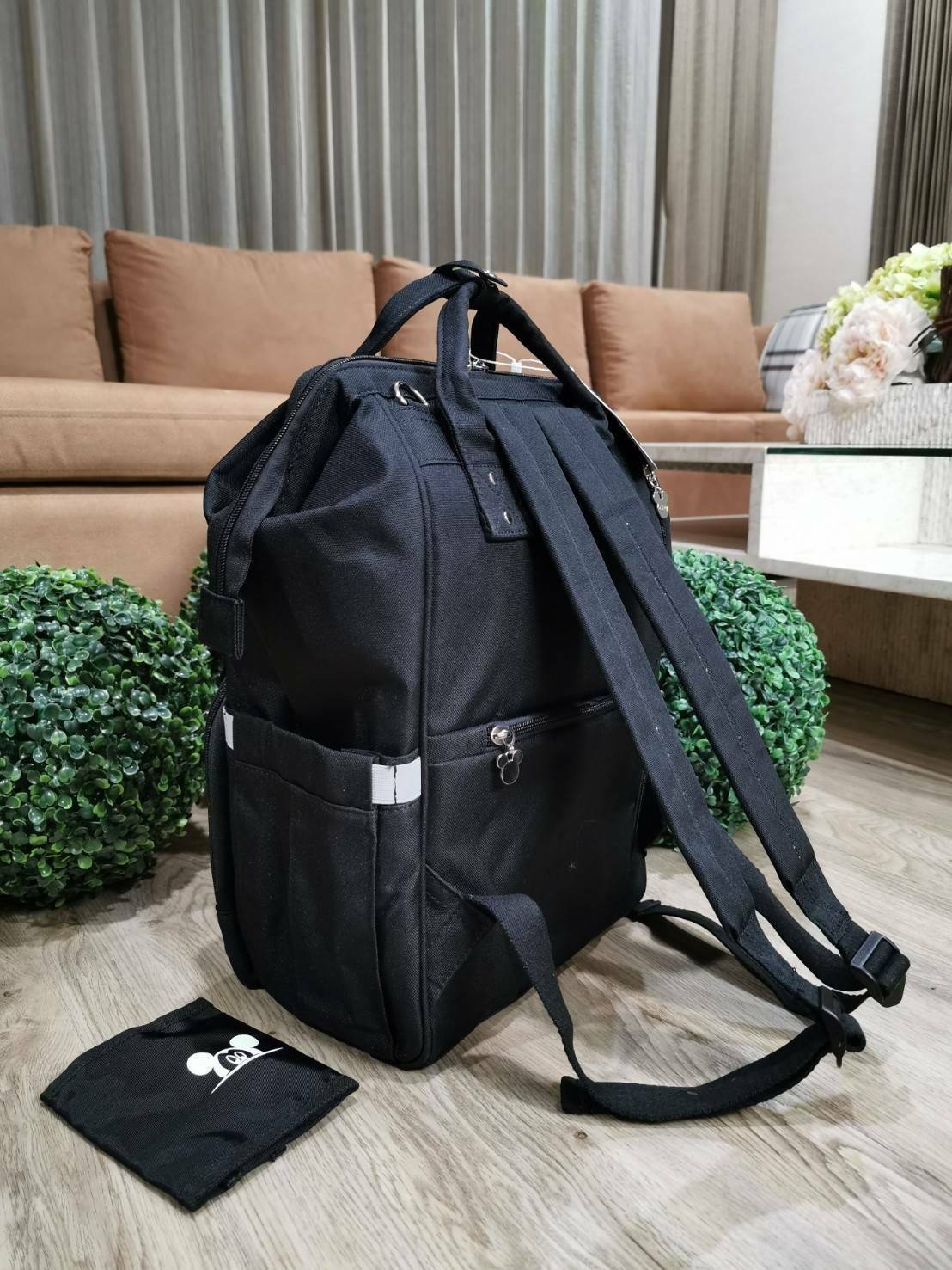 Disney Collection Rucksack (L) กระเป๋าสะพายเป้คอลเลคชั่นดิสนีย์ใบใหญ่กำลังดีน้ำหนักเบาวัสดุ Nylon & Polyester 100% ทำความสะอาดง่าย ด้านหน้ามีโลโก้และช่องซิป พิมพ์ลายมิกกี้/มินนี่โดดเด่น มี Pocket ใส่ขวดน้ำซ้ายขวา ด้านหลังมีช่องซิปสะดวกใช้หัวซิปแบรนด์ ภายใ