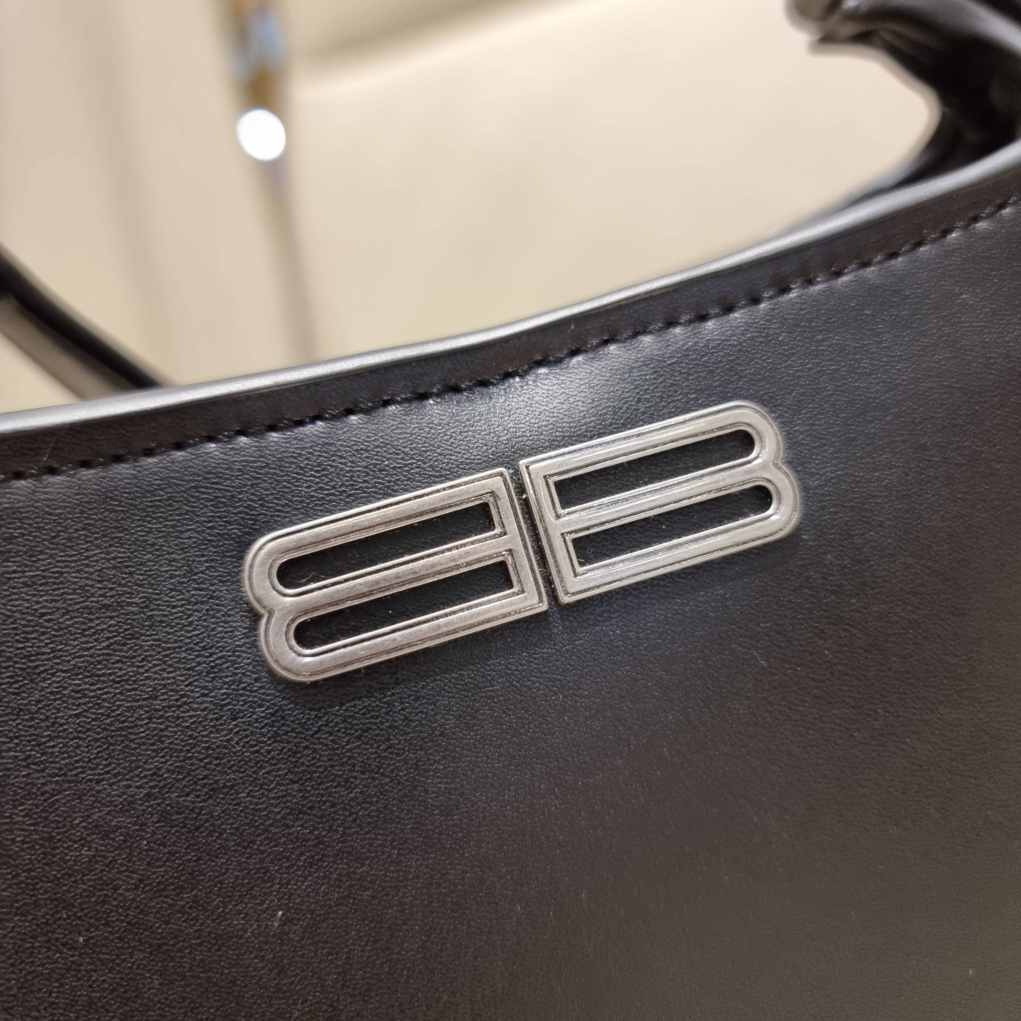 Balenciaga XX small leather shoulder bag กระเป๋าสะพายดีไซน์สวยเลิศ!! ไม่ซ้ำ เอกลักษณ์ที่โดดเด่นด้วยรูปทรง และขนาดที่กำลังเหมาะใช้งาน พร้อมดีไปหมด!! วัสดุสังเคราห์เรียบหรู ปากกระเป๋ามีแถบแม่เหล็กคาดกันของหล่นได้ ภายในกระเป๋าเป็นช่องโล่ง มีช่องซิป และช่องย่