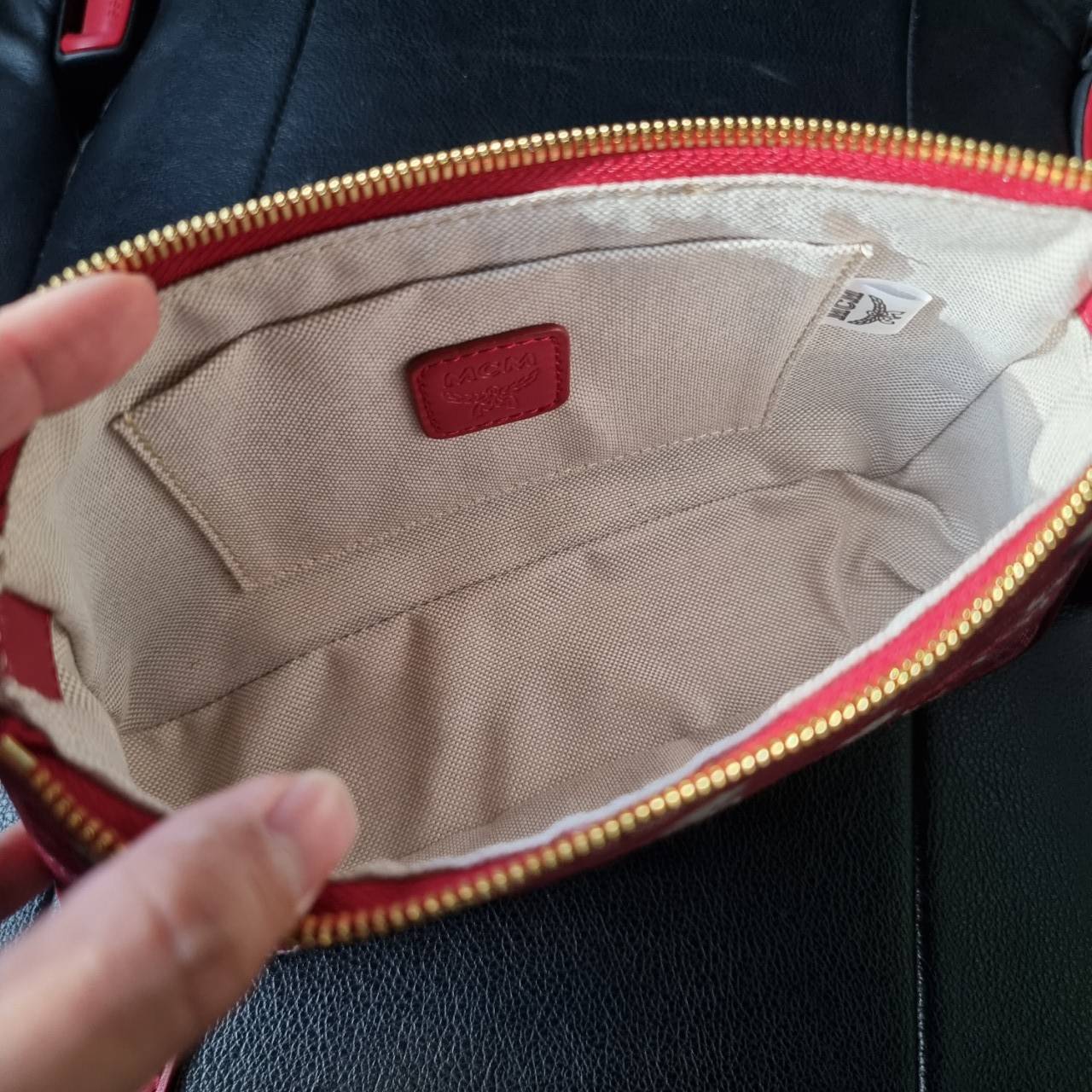 M.C.M MINI SHOULDER BAG IN VINTAGE JACQUARD MONOGRAM คอลเลคชั่นใหม่ล่าสุด โดดเด่นด้วยลายโมโนแกรม ถักทอบนผ้า woven jacquard กระเป๋าสะพายทรงพอชที่ไม่ธรรมดา มาพร้อมสายสะพายในตัว สามารถปรับใช้ได้ 2 แบบ สายยาวสะพายข้าง หรือจะนำสายเส้นกลางออกและปรับใช้สะพายไหล่