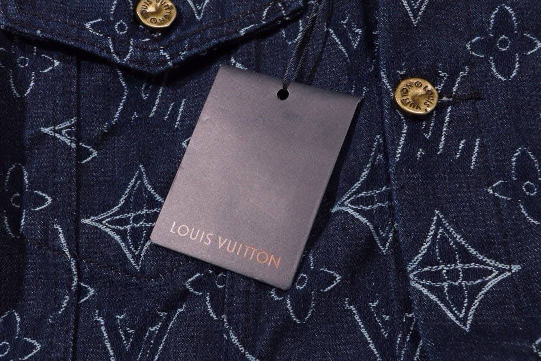 LV JACKET JEAN DENIM เสื้อแจ็คเก็ตยีนส์แบรนด์หรู เนื้อผ้าอย่างดี สวยงาม มีป้ายแท็กที่คอเสื้อ ใส่ได้ทั้งผู้หญิง/ผู้ชาย 🧡เกรดท็อปออริ เกรดดีสุด