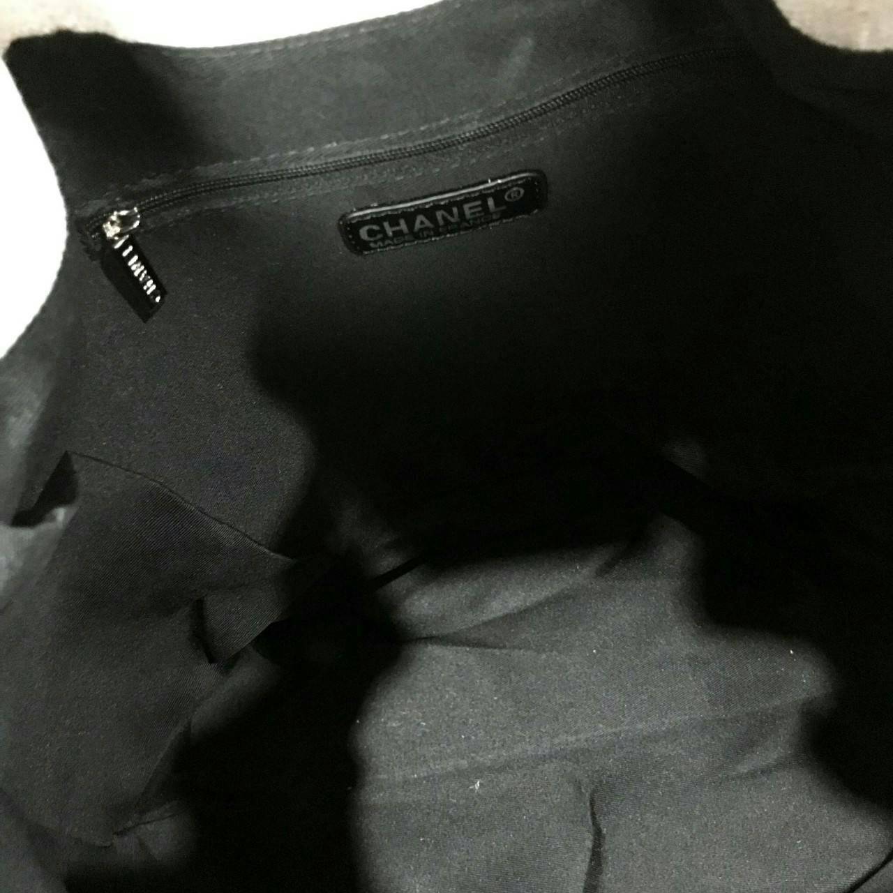 Chanel Beaute Black Canvas Drawstring Backpack Limited Edition ใหม่ล่าสุดใบใหญ่จุใจ น้ำหนักเบา วัสดุ Canvas + Polyester 100% เนื้อหนาอยู่ทรงสวยด้านหน้าปักโลโก้แบรนด์คลาสสิค เปิดปิดแบบหูรูด Drawstring อะไหล่แบรนด์ ซับใน Polyester มีโลโก้และช่องซิป สามารถใส