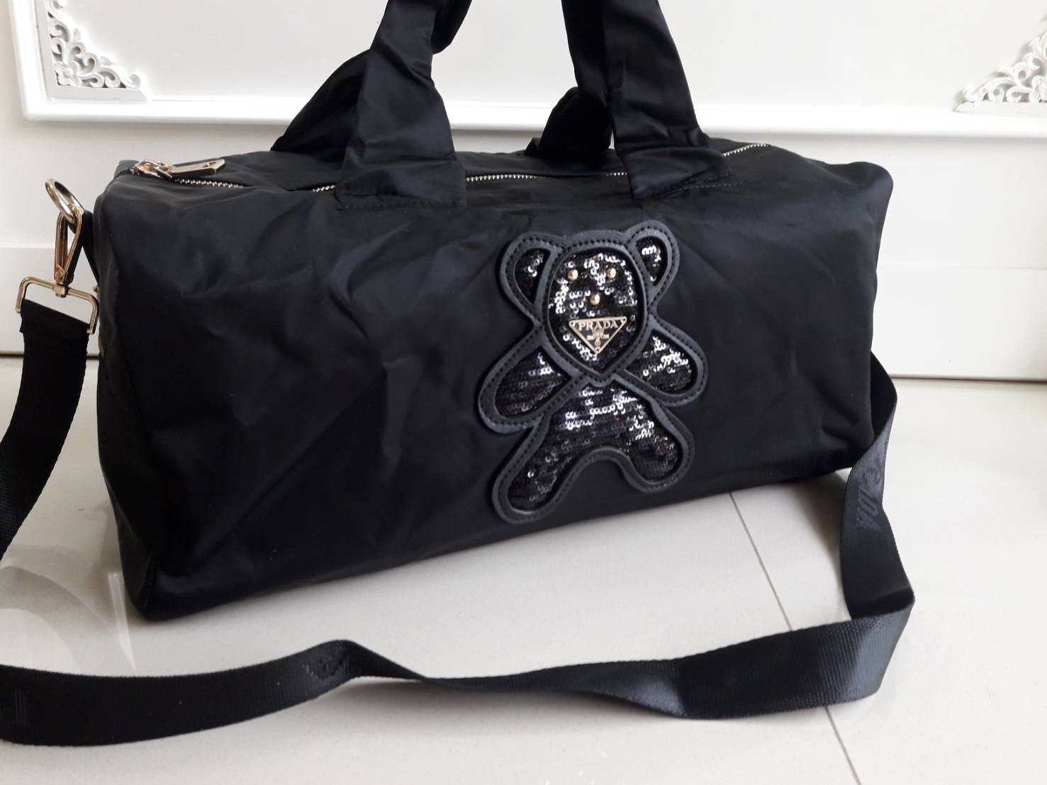 New arrival ! กระเป๋าทรง travel pillow bag จากงานพรีเมี่ยมกิ้ฟท์แบรนด์ PRADA ค่า เป็น กระเป๋าผ้า nylon ทั้งใบเลย น้ำหนักเบา สะพายสบายไหล่คะ ด้านหน้าปัก logo brand บนหมี ส่วนด้านหลักเป็น logo ชื่อแบรนด์คะ อะไหล่ทองทั้งใบ ด้านในกว้างม้ากกกกกกกบุผ้าปั้มแบรนด