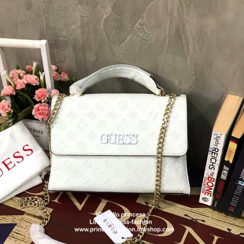 💕GUESS JANELLE CONVERTIBLE CROSSBODY BAG กระเป๋าสะพายข้างรุ่นใหม่ชนช้อปจากGuess สะพายได้ทั้งสายคู่และสายเดี่ยว สายสะพายโซ่ต่อหนังไม่เจ็บบ่า โลโก้ด้านหน้าตัวนูนเด่นชัด วัสดุหนังpu ลาย signature รอบใบ เปิดปิดด้วยกระดุมแม่เหล็กและซิป ภายในมีช่องซิปให