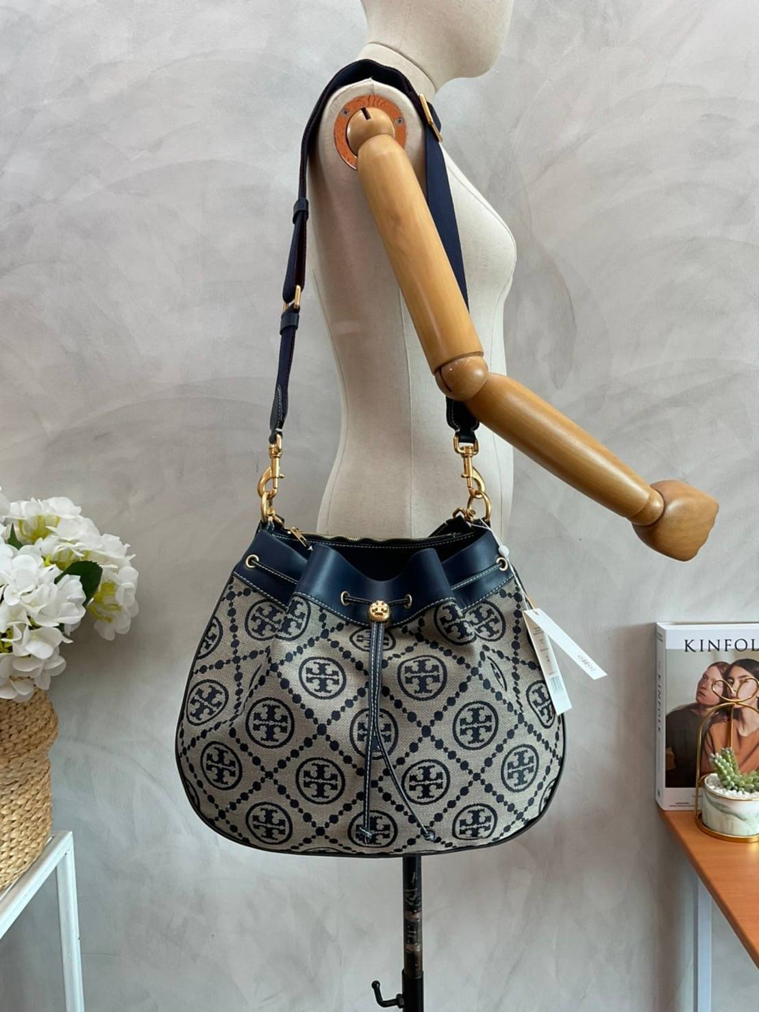 Tory burch t monogram jacquard drawstring hobo New Collection 2021 กระเป๋าถือและสะพายข้าง Monogram จาก tory burch ทำจากผ้าใบ jacquard ตัดด้วยหนังวัวแท้