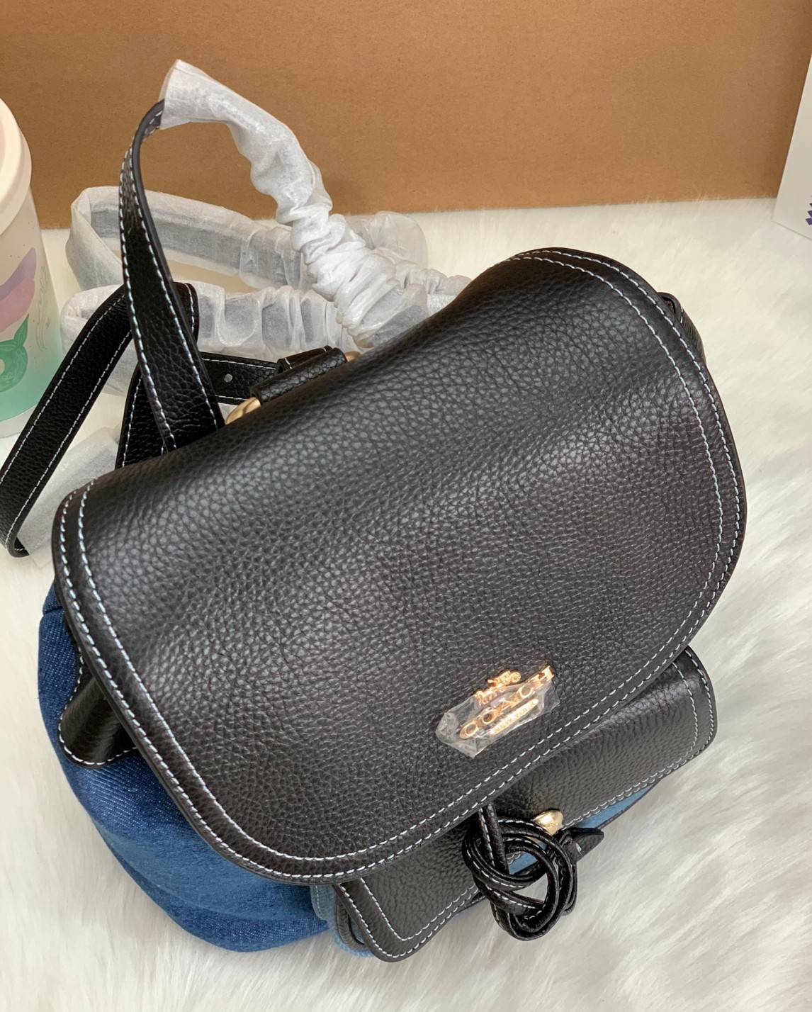 COACH PENNIE BACKPACK 22 ((C4122)) พร้อมส่งที่ไทย ห้ามพลาดค่าา! กระเป๋าสะพายหลังแบบมีหูกิ้ว วัสดุเดนิมอย่างดีนิ่ม+หนังแท้ ได้สวยงามลงตัว นำ้หนักเบา ทรงสวยน่ารักมากๆค่ะ ด้านหน้ามีช่องกระเป๋าเล็กใส่ของจุกจิก ปากกระเป๋าแบบหูรูด ภายในกระเป๋าโล่ง กว้าง สามารถใ