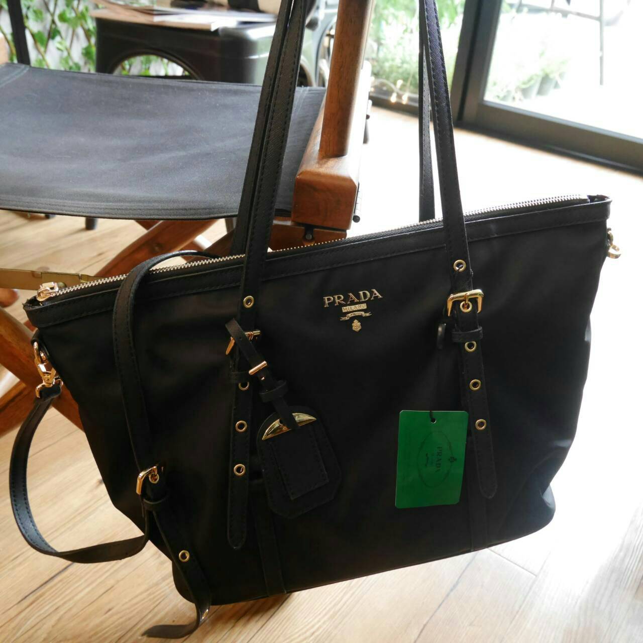 กรี้ดดด งานใบใหญ่ **ใส่ของจุใจ ก้มาน้าาา งานพรีเมี่ยมกิ้ฟ จากเคาเตอร์ต่างประเทศคะ จากแบรนด์ PRADA เป็น กระเป๋าผ้าไนล่อน ตามแบบฉบับของแบรนด์เลย หลงรักเลยคะ สะพายไหล่ได้ ถือก็สวยๆ ใช้แล้วสวยมากๆ ใส่ของได้เยอะเว่อร์ คุ้มราคา ห้ามพลาดเลยคะ!