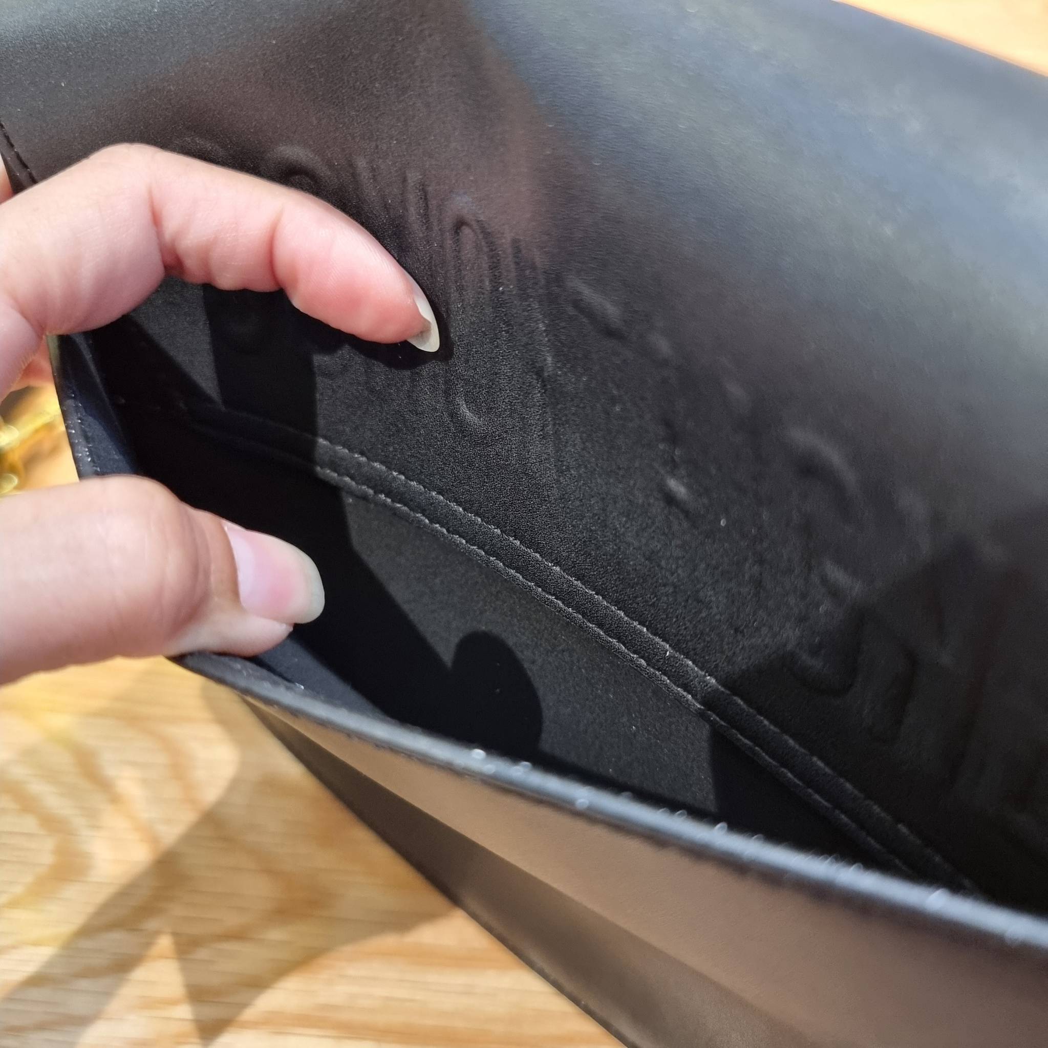 DIOR CD MEDIUM BOBBY BAG กระเป๋าสะพายข้างพรีเมี่ยมกิ๊ฟทรงสวย ดีไซน์ย้อนยุค เป็นเอกลักษณ์ไม่เหมือนใคร เปิด-ปิดด้วยกระดุมแม่เหล็ก ใช้งานง่าย อะไหล่ทองดูหรู ภายในเป็นช่องโล่ง มาพร้อมสายสะพาย crossbody ถอดออกได้ ปรับได้ จะถือเป็นคลัทช์ออกงานก็ได้ สะพายไปทำงาน