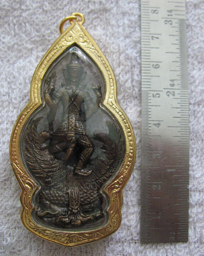 สินค้าหมดค่ะ องค์พระนารายณ์ทรงครุฑ เนื้อเม็ดมะขาม เลี่ยมทองไมครอนพร้อมใบคาถาค่ะ