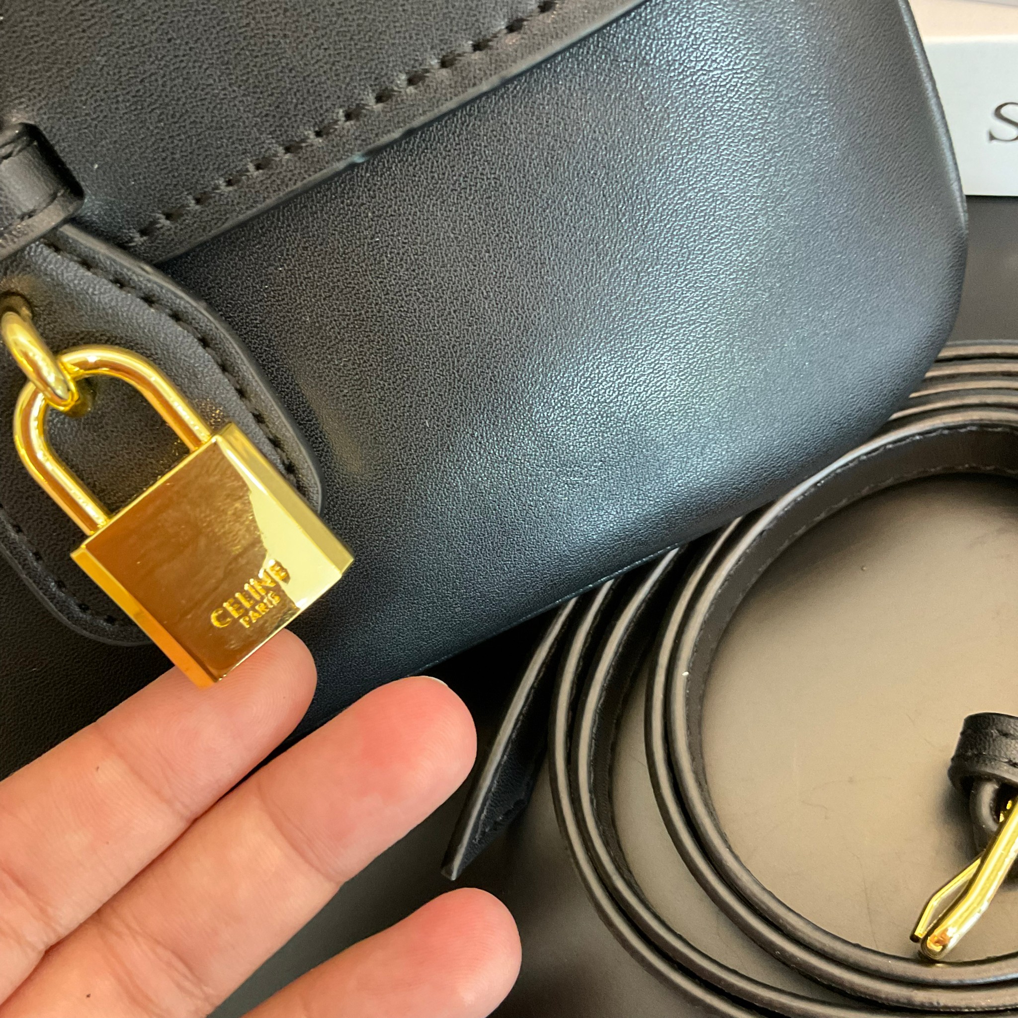 Celine Medium Tabou in smooth พร้อมส่งที่ไทยอีกครั้ง! CELINE SHOULDER BAG VIP หนังเรียบสวยหรู ปรับดับพวงกุญแจสีทองด้านหน้า ด้านในเปิดด้วยด้วยกระดุม แบ่งช่องใส่ของออกเป็นสัดส่วน