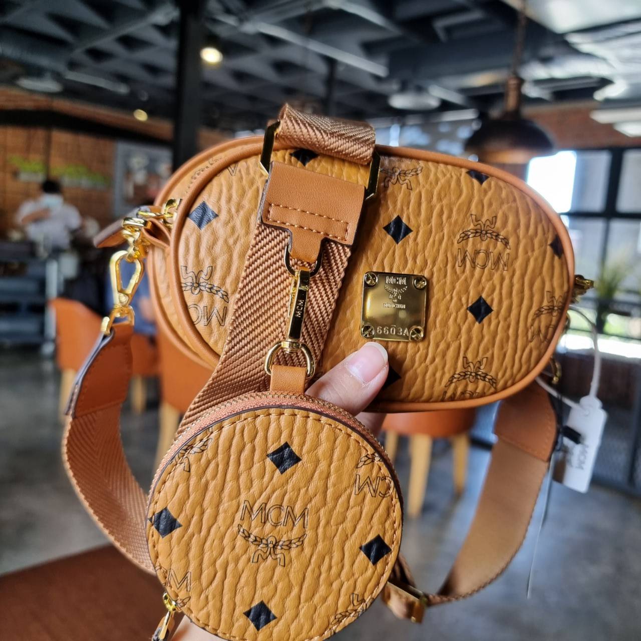 M.C.M ESSENTIAL MULTI POCHETTE BAG IN VISETOS หยุดไม่อยู่จริงๆ!! กระเป๋าสะพายมัลติฟังก์ชั่น เป็นไอเท็มที่รวมฟังก์ชั่นการใช้งานที่หลากหลายไว้ในรุ่นเดียว ดีไซน์กระเป๋าทรง pouch 3 ชิ้น สุดคุ้ม สามารถประกอบเข้าด้วย หรือแยกชิ้นใช้งานได้หมด