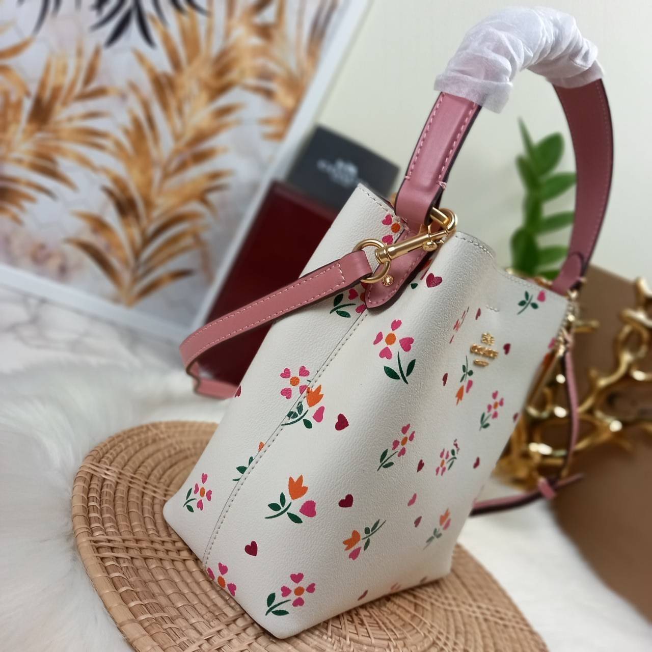COACH SMALL TOWN BUCKET BAG WITH HEART PETAL PRINT(C7975//C7976)🌺💞กระเป๋าถือ กระเป๋าสะพาย ทรงฮิตยอดนิยมตลอดกาล>>ปริ้นลายดอกไม้รูปหัวใจมินิ น่ารักเกินเบอร์มาก🥰 ไม่ว่าจะออกมาคอลเลคชั่นไหนๆ ก็ครองใจสาวๆไปได้ทุกรุ่น/ วัสดุหนังแคน