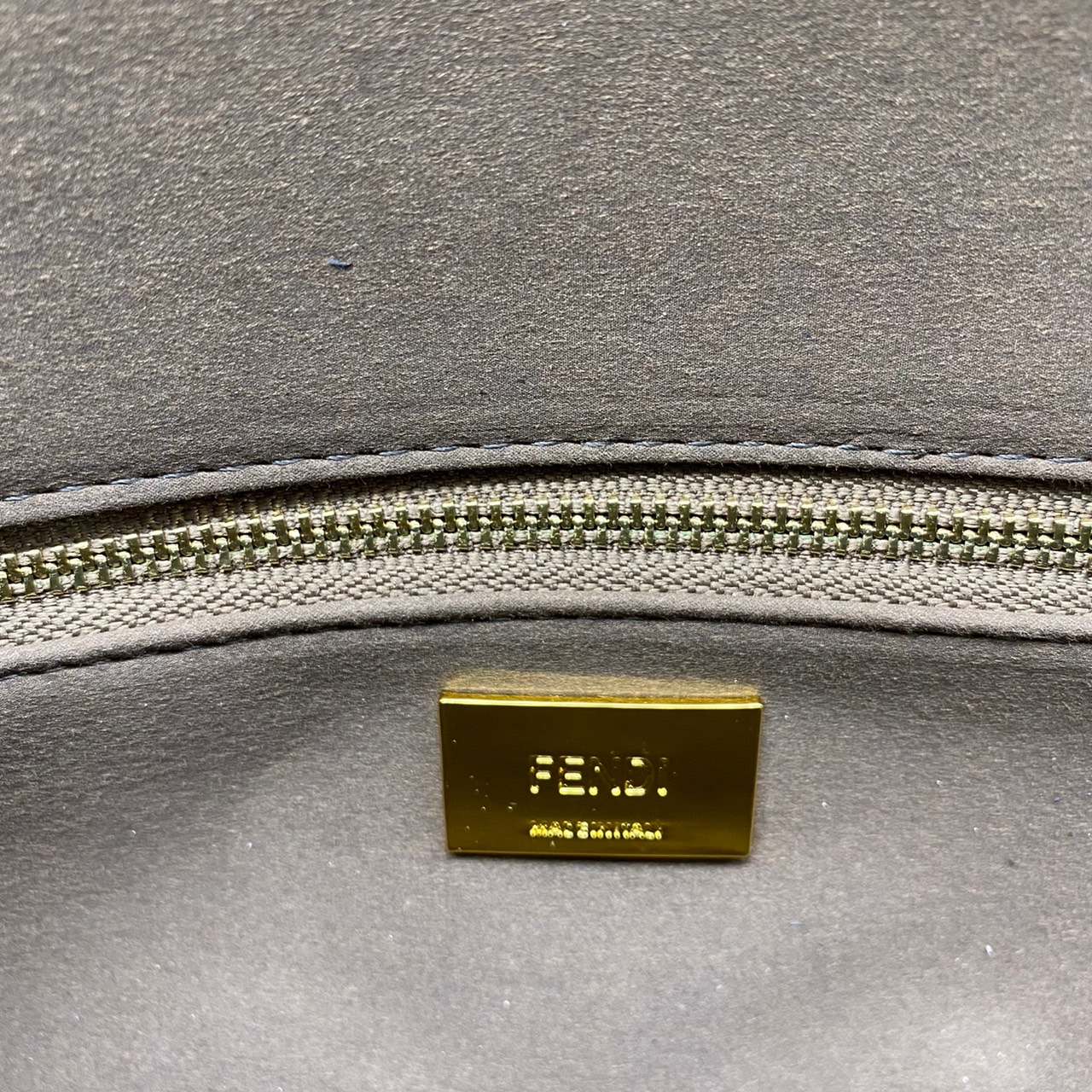 Fendi Baguette FF Tapestry Fabric Bag เกรดออริจินอล กระเป๋าทรง Baguette ขนาดกลาง วัสดุผ้าเซนิล พร้อมลวดลาย FF สีเทาเข้ม ปิดท้ายด้วยรายละเอียดหนังแบบทูโทนและประดับด้วยตัวล็อค FF โดดเด่นด้วยฝาปิดด้านหน้าตัวล็อคแม่เหล็กช่องด้านในบุด้วยผ้าหนังกลับพร้อมกระเป๋า