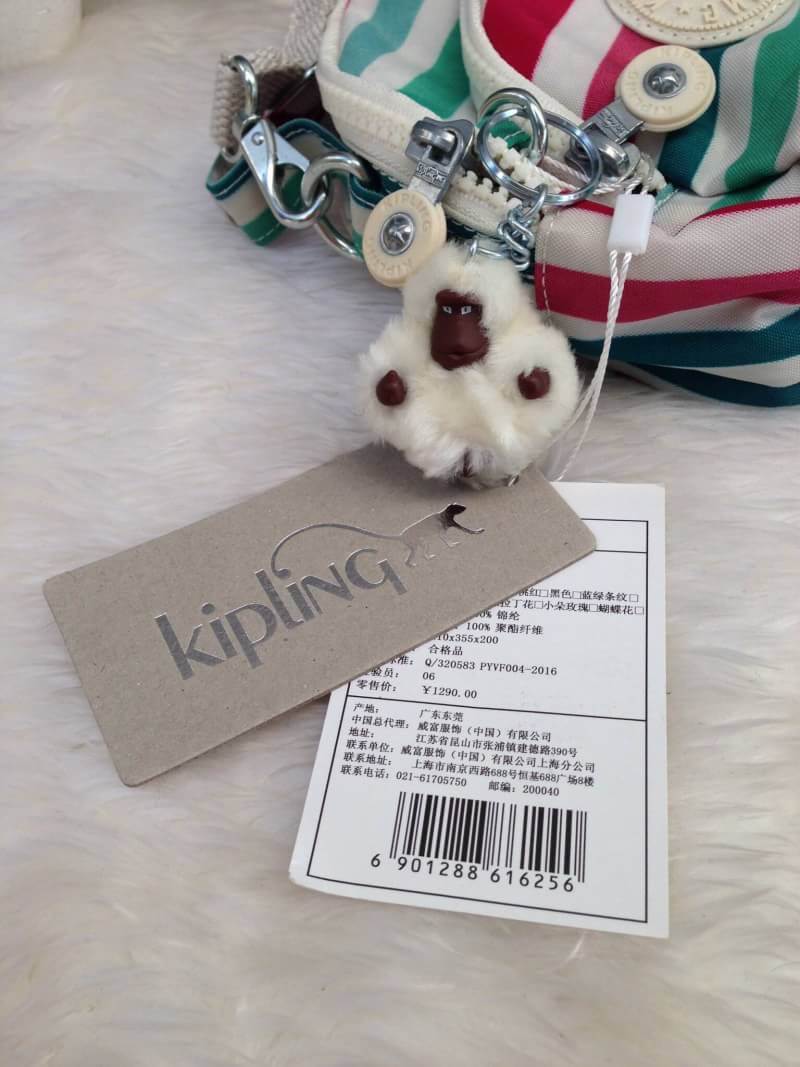 Kipling Mini Shoulder Bag K13869 Outlet Hongkong กระเป๋าสะพายไหล่ใบเล็กน่ารัก วัสดุผ้าไนล่อนกันน้ำอย่างดีตามแบบฉบับแบรนด์ แบ่งเป็นช่องซิป 3 ช่อง มีหูจับ ด้านในบุผ้าแบรนด์ มาพร้อมพวงกุญแจน้องลิง ใบนี้จุของได้เยอะน้ำหนักเบาค่ะ เหมาะมากกับการสะพายไปเที่ยวชิว
