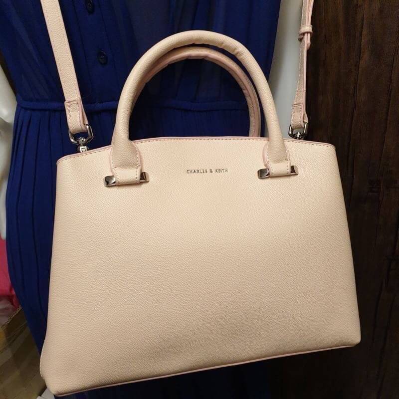 CHARLES & KEITH CLASSIC TOP HANDLE BAG กระเป๋าถือหรือสะพายใบใหญ่ ทรงแข็ง หนัง pu สวย ดีไซน์เรียบหรู ดูดี ด้านหน้าป้ายโลโก้แบบนูน ด้านหลังมีซ่องซิป 1 ช่อง เปิด-ปิดแบบกระดุมแม่เหล็ก ภายในมี 2 ช่องใหญ่ คั่นกลางด้วยช่องซิป มีหมุดรองรองฐานสี่มุม มาพร้อมสายสะพา