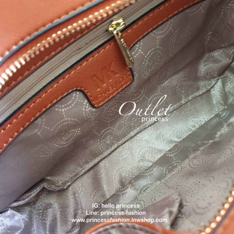 Michael Kors Crossbody Bag กระเป๋าสะพายแบบ crossbody หนังลาย safiano เปิดปิดด้วยซิปแบรนด์ อะไหล่ทอง ด้านหน้าประดับโลโก้ โลหะแบรนด์ ด้านในบุผ้าแบรนด์สวยหรู น้ำหนักเบา มีช่องซิปใส่ของจุกจิกและช่องใส่มือถือ มาพร้อมสายสะพายยาวโซ่ทอง+หนัง ปรับได้หลายระดับ ขนาด