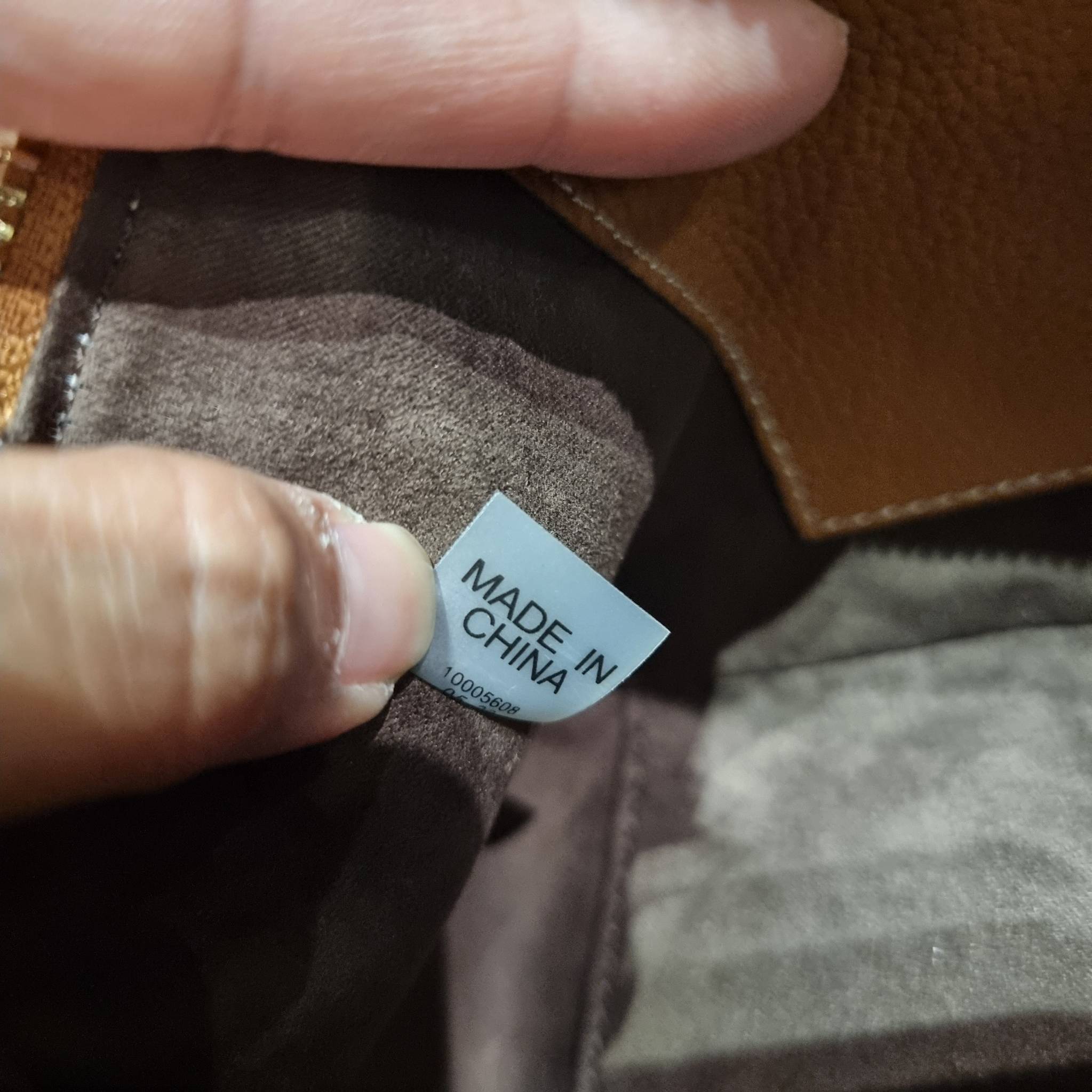 TORY BURCH MCGRAW WEDGE กระเป๋าสะพายไหล่ ทรงสวยไม่ซ้ำ ไม่เกร่อ!! สะดวกใช้งาน ดีไซน์เรียบแต่แฝงความหรู และคลาสสิคในตัว วัสดุหนังลูกวัว สัมผัสดี สวยคม เปิด-ปิดด้วยซิป ภายในเป็นช่องโล่ง มีช่องย่อยเก็บบัตร มาพร้อมสายสะพายในตัว ปรับได้อีกเล็กน้อย ไอเท็มนี้เหมา