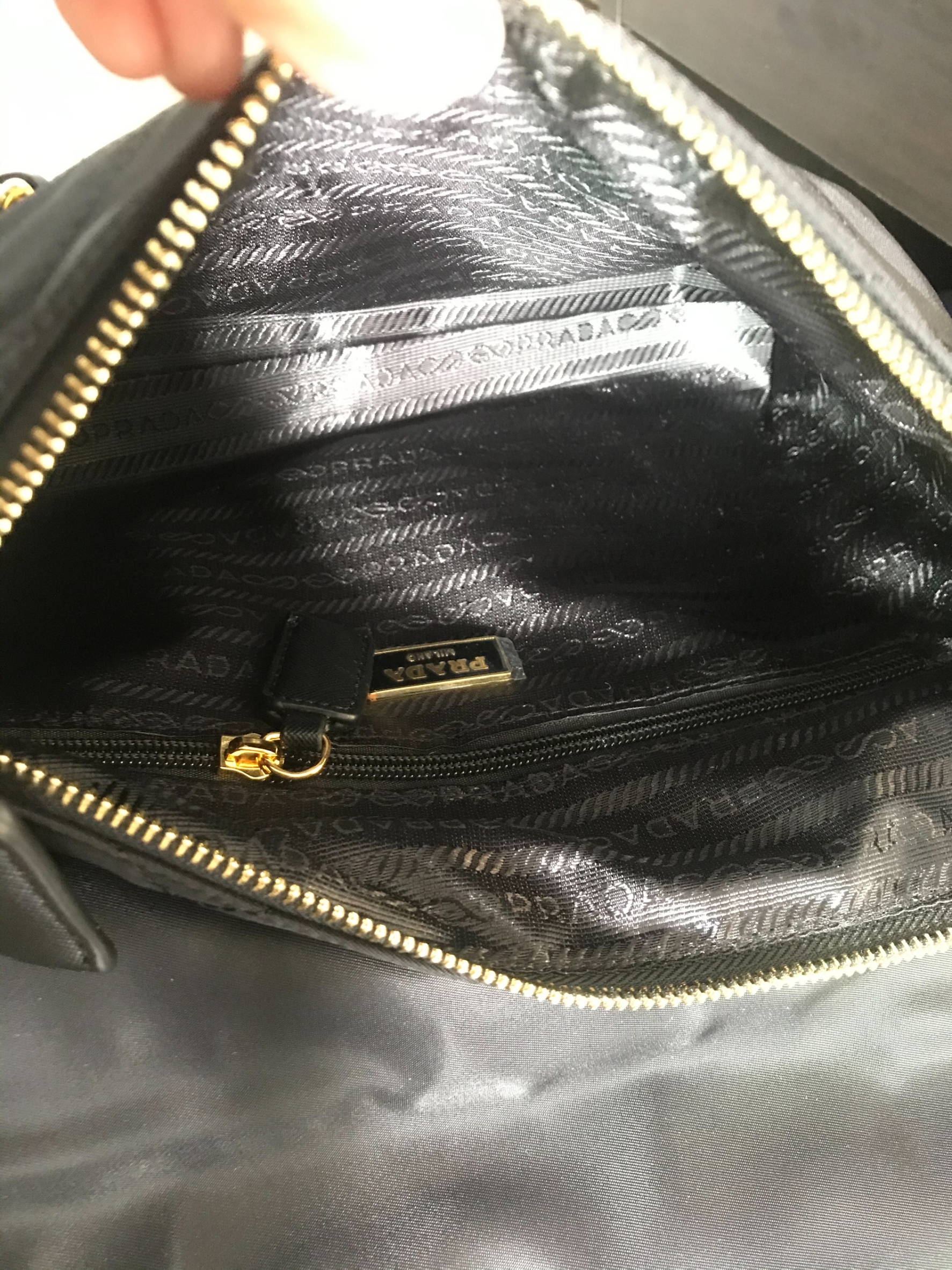 พรีเมี่ยมกิ๊ฟแท้ 100% 】PRADA Nylon Bag Premium gift กระเป๋าถือหรือสะพายพรีเมี่ยม อะไหล่ทองหรูหรา วัสดุ Nylon กันน้ำ น้ำหนักเบา จุของได้เยอะ ทรงสวย ซับในผ้าบุลายแบรนด์อย่างดี