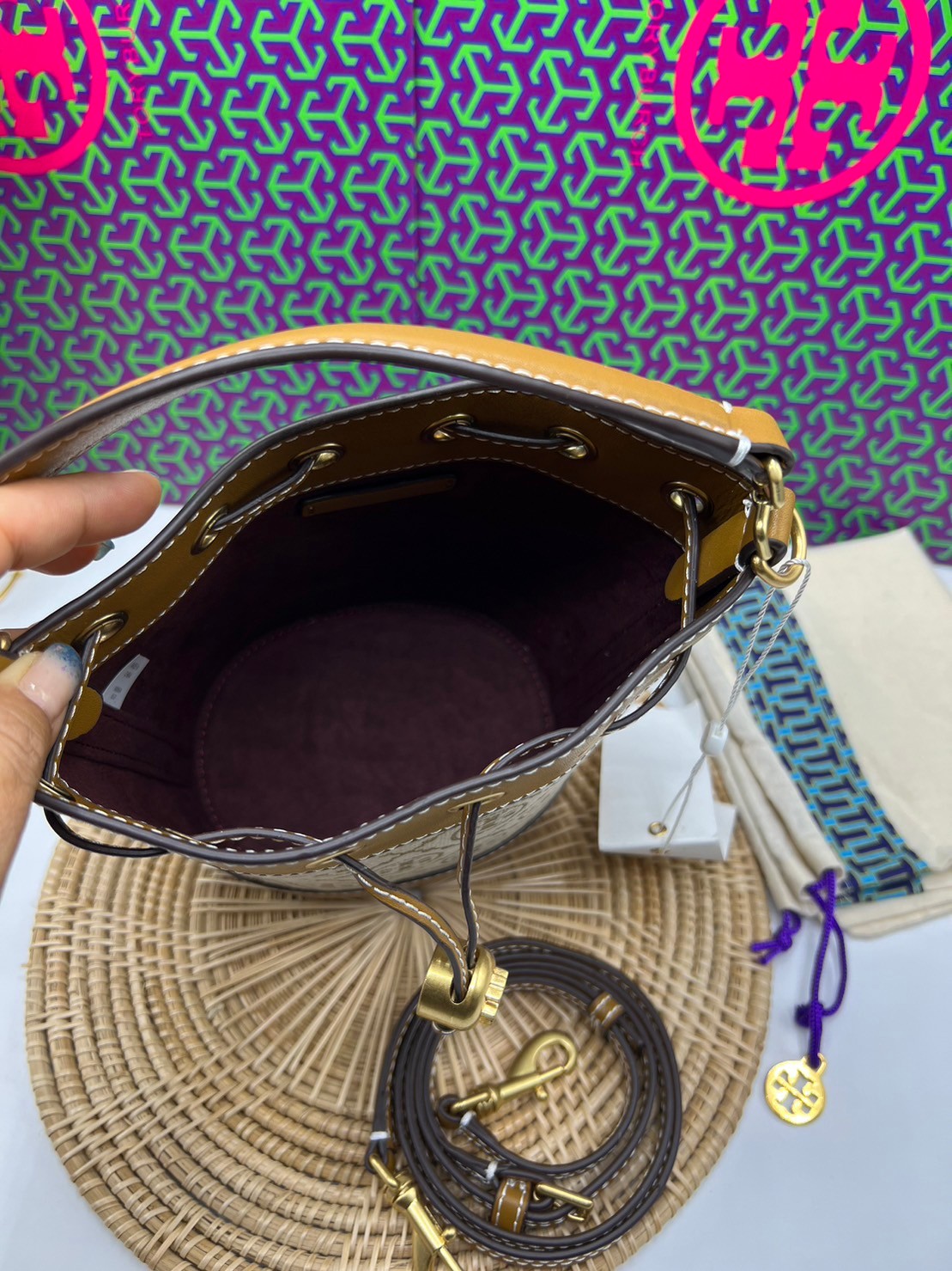 TORY BURCH Mini T Monogram Bucket Bag / Tory Mini Bucket Bag กระเป๋าทรงบัคเก็ต ไซส์มินิสุดคลาสสิก กระเป๋าทรงขนมจีบ