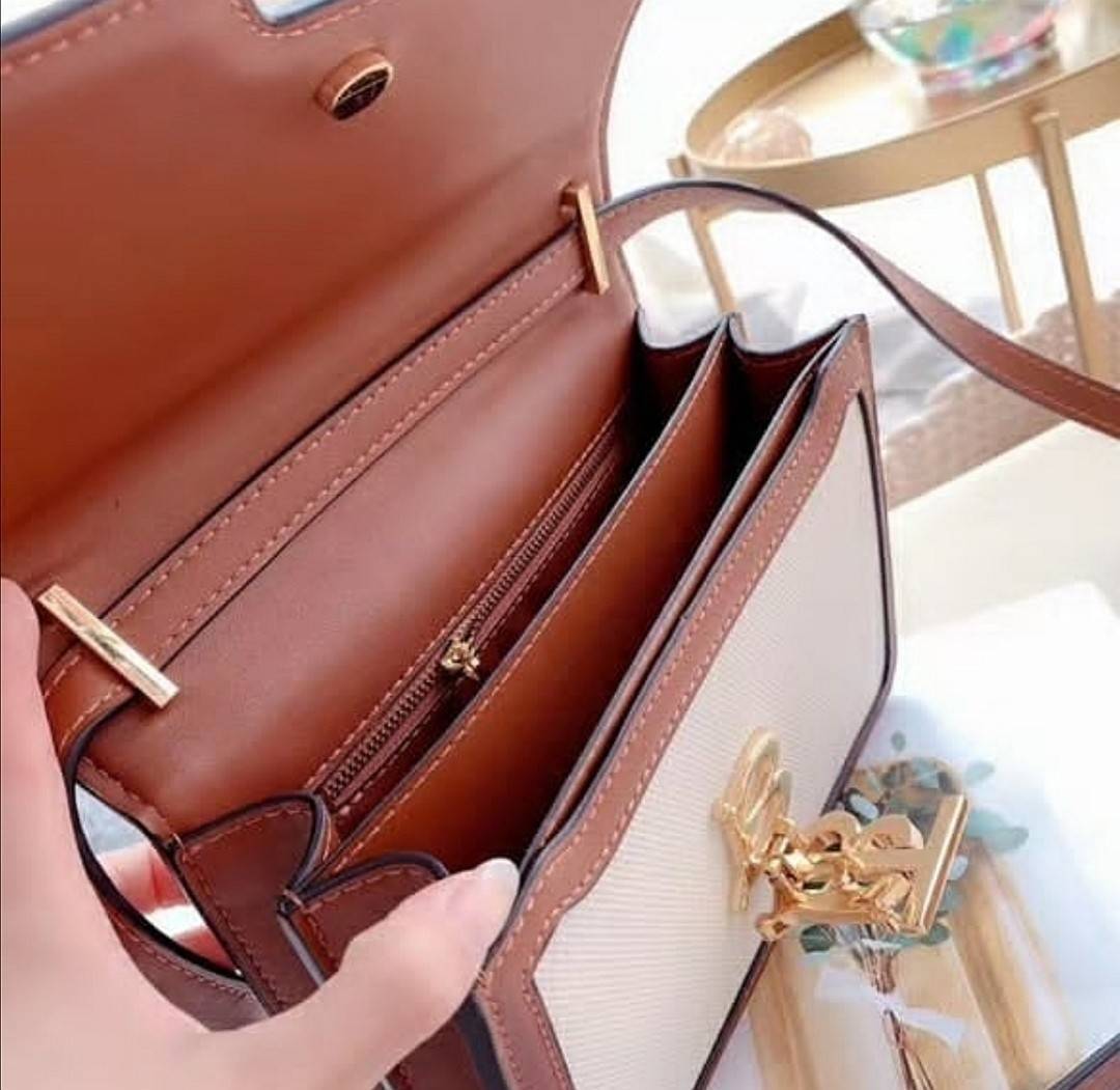 BURBERRY FRAGRANCES CROSSBODY BAG VIP GIFT WITH PURCHASE (GWP) พรีเมี่ยมกิ๊ฟ Limited Edition จากน้ำหอม BURBERRY วัสดุ Canvas & Leather ทรงเหลี่ยมสวยหรูอยู่ทรงมีโลโก้แบรนด์ด้านหน้า