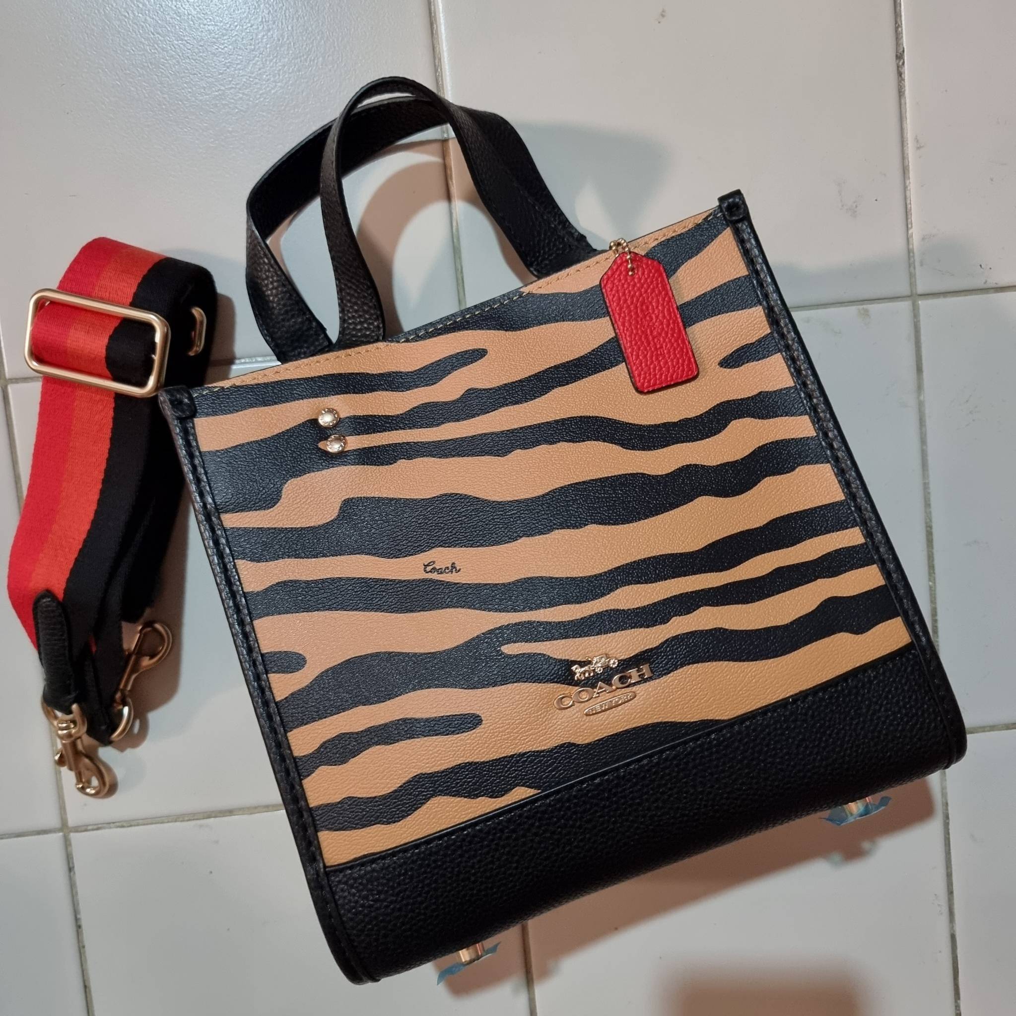 COACH C6988 DEMPSEY TOTE 22 WITH TIGER PRINT ใหม่ล่าสุดน้องเสือนำทรัพย์ 🐯🐯 คอลเลคชั่นฉลองปีเสือต้องมาจ้า กับรุ่นสวยคลาสสิค กระเป๋าทรงโท้ท ขนาดน่ารักน่าใช้มากๆ ดีไซน์พริ้นท์ลายเสือดึงดูดสายตา สวยมีสเน่ห์ที่สุด!! ฟังก์ชั่นการใช้งานสะดวก มีทั