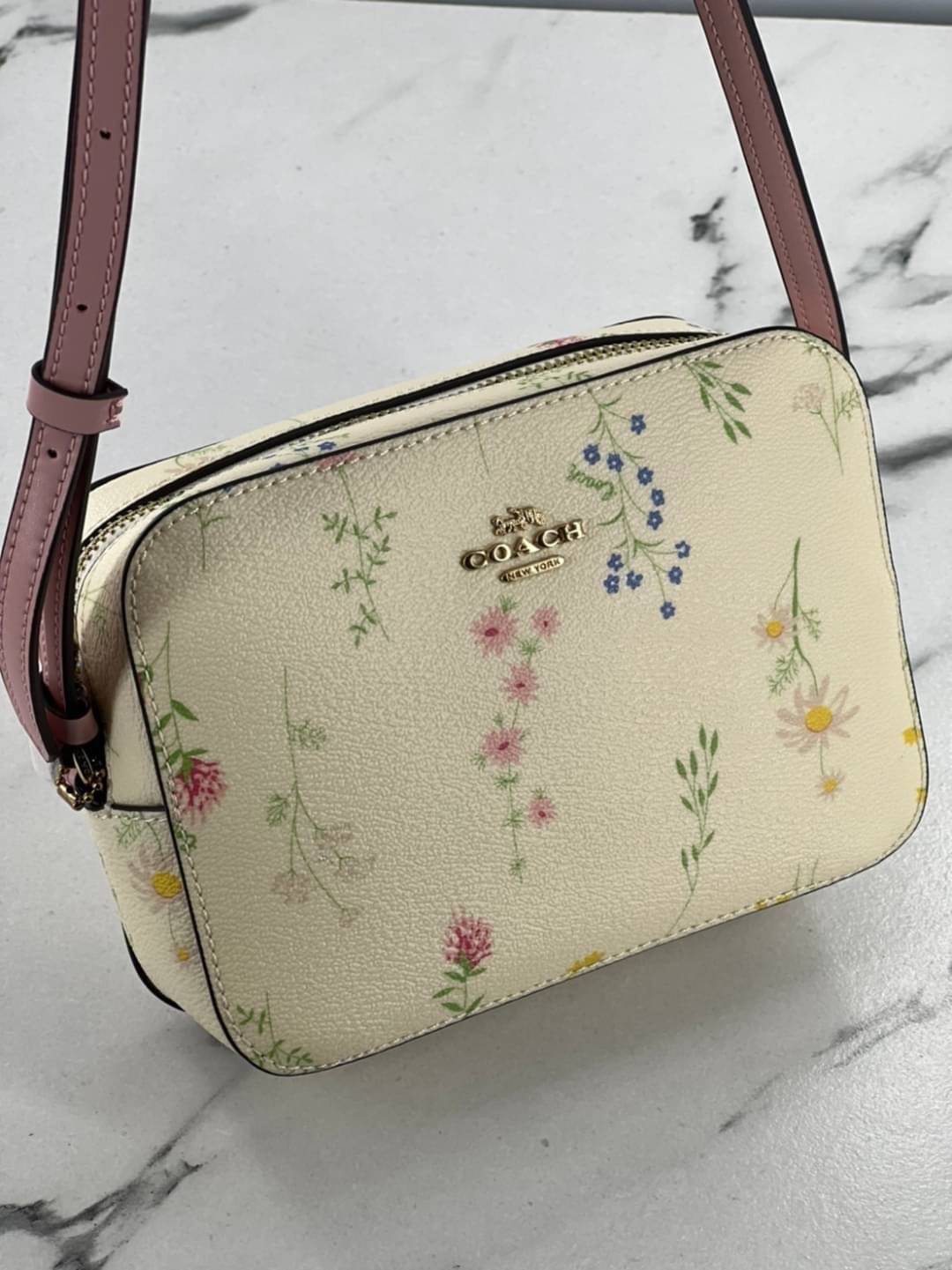 COACH Wildflower Printed GEMMA Mini Camera Bag น่ารักได้ไม่ต้องรอเช่นเคยอีกหนึ่ง!! สายหวาน สายเจ้าหญิง ไม่ควรพลาด!! กระเป๋าทรงกล่องสุดฮิต ในดีไซน์มุ้งมิ้ง มาให้จัดกันแน่นๆเลยจ้า ดอกไม้คละเต็มใบ สวยๆหวานๆ ด้านหน้ามีซิปให้เก็บของได้จุกจิก ภายในโล่งกว้างใส่ข