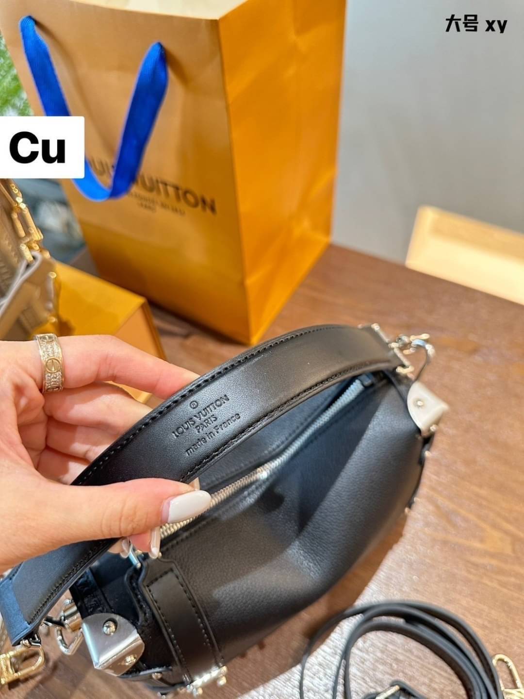 LV Side Trunk MM Leather Bag กระเป๋าสะพายทรงกล่องคลาสสิกทันสมัยมีสไตล์ รุ่นใหม่หนังเรียบสวยสุดไอคอนิก พร้อมตอบรับได้ทุกลุค ทุกสไตล์ -- [รับตัวแทนกระเป๋า]