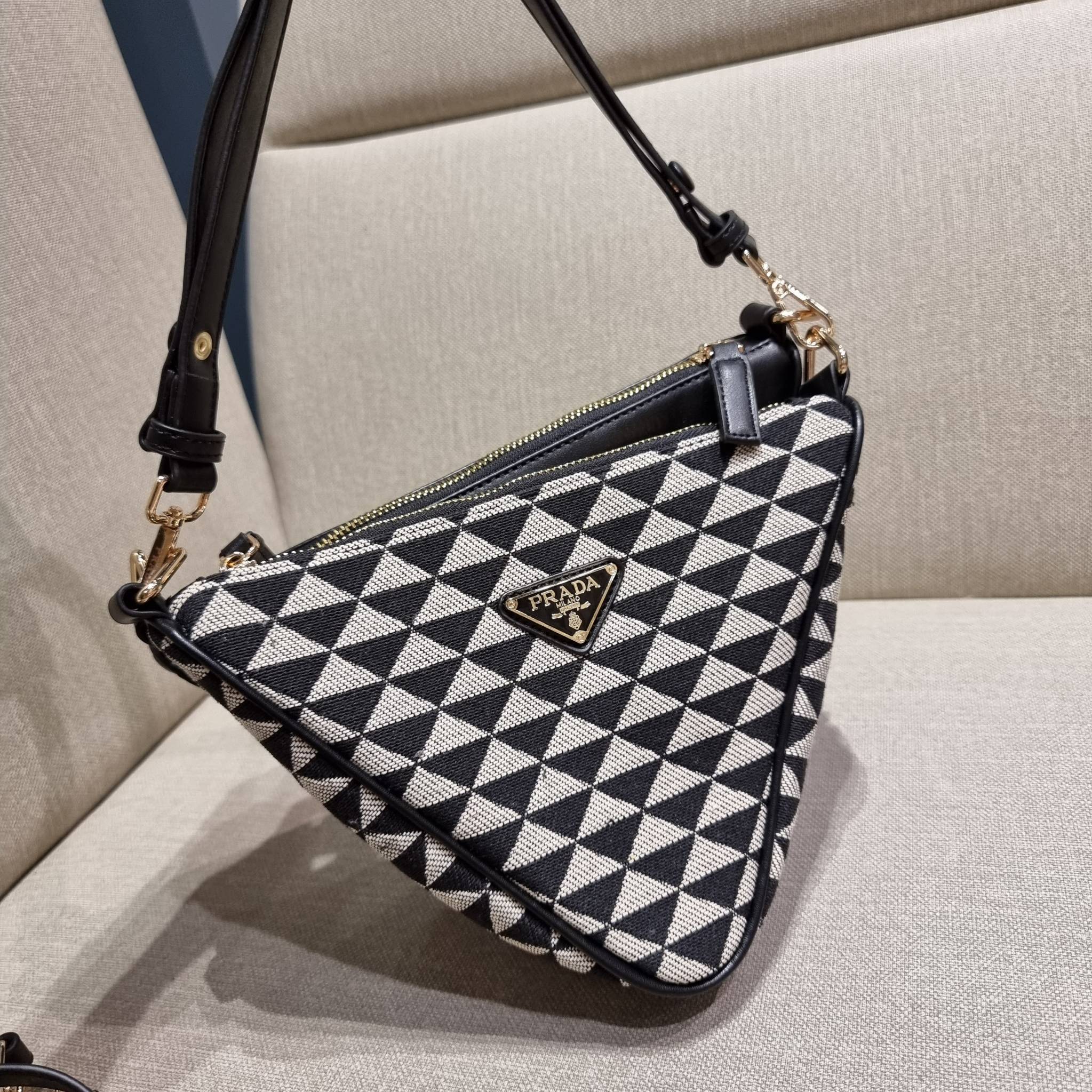 PRADA TRIANGLE BAG ล้ำกว่าใคร ใหม่กว่าใคร ไม่ต้องรอพรีฯ กระเป๋าสะพาย ดีไซน์ทรงสามเหลี่ยม ชิคๆคูลๆ ไม่มีใครเหมือน มีมาให้ถึง 2 ชิ้น วัสดุผ้า jacquard และหนังแท้ สวยคู่ สลับใช้ได้หลากหลายมากๆ เพราะยังมีสายสะพายมาให้อีกถึง 2 เส้น เกี่ยวคู่กันสะพายเท่ๆ หรือแย
