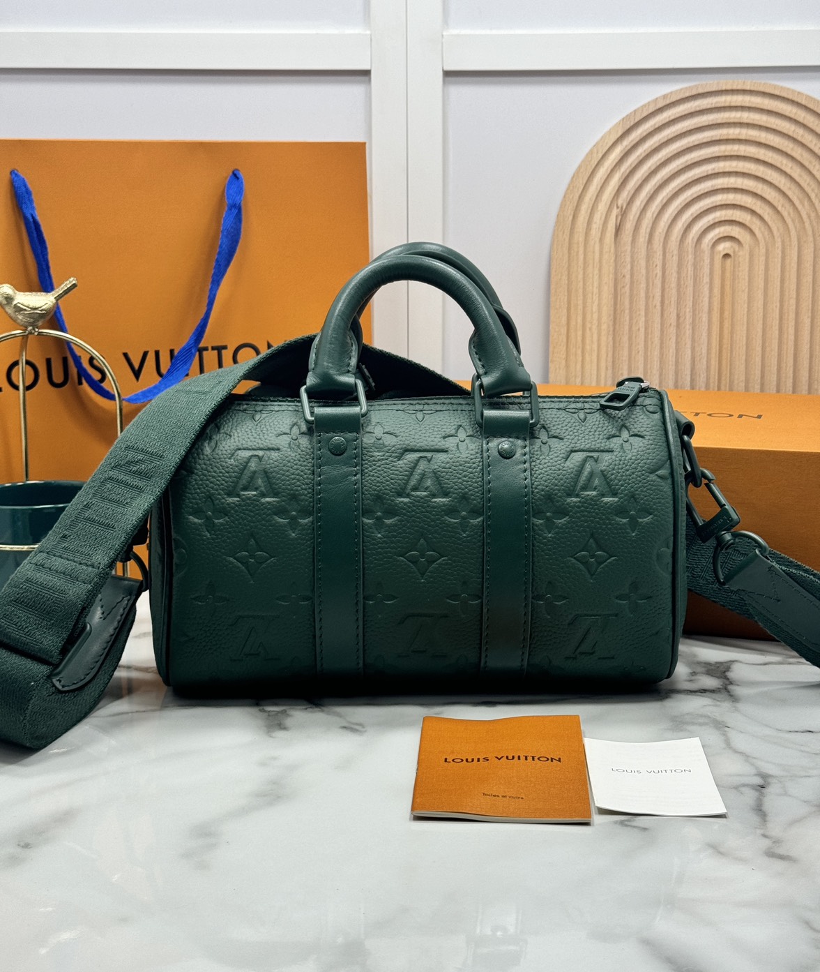 TOP ORI หนังแท้ | LV Keepall Bandoulière 25 กระเป๋าสะพายทรงหมอนสุดไอคอนิก หนังแท้ Taurillon ลายเกรน ฉลุลายโมโนแกรมสวยหรูคลาสสิก โทนสีหรูหราเข้ากันอย่างลงตัว