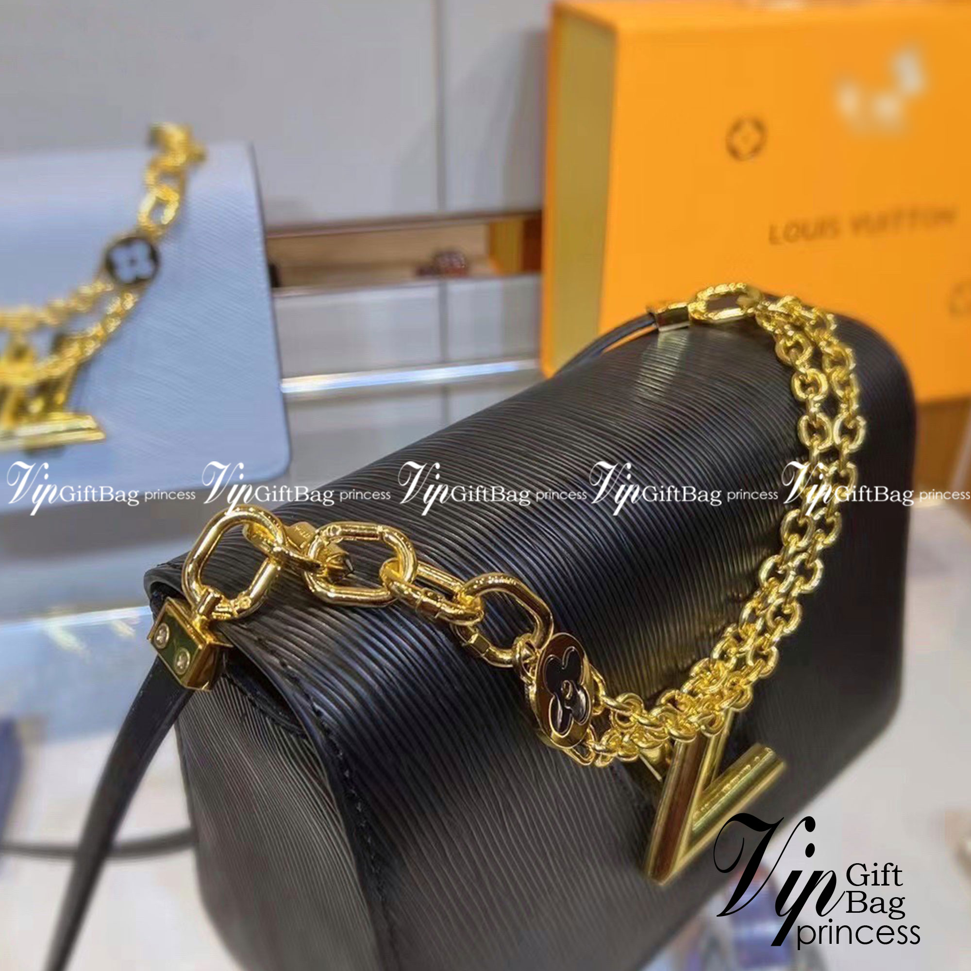 LOUIS VUITTON Twist MM Epi Leather Handbags / LV Twist MM หนัง Epi ลายเกรน ตัวล็อก LV Twist สีทองไอคอนิกช่วยเติมเต็มความสมบูรณ์แบบให้กับกระเป๋าได้อย่างลงตัว เหมาะสำหรับการใช้งานเป็น everyday bag หรือถือออกงานก็สวยเลยค่ะ