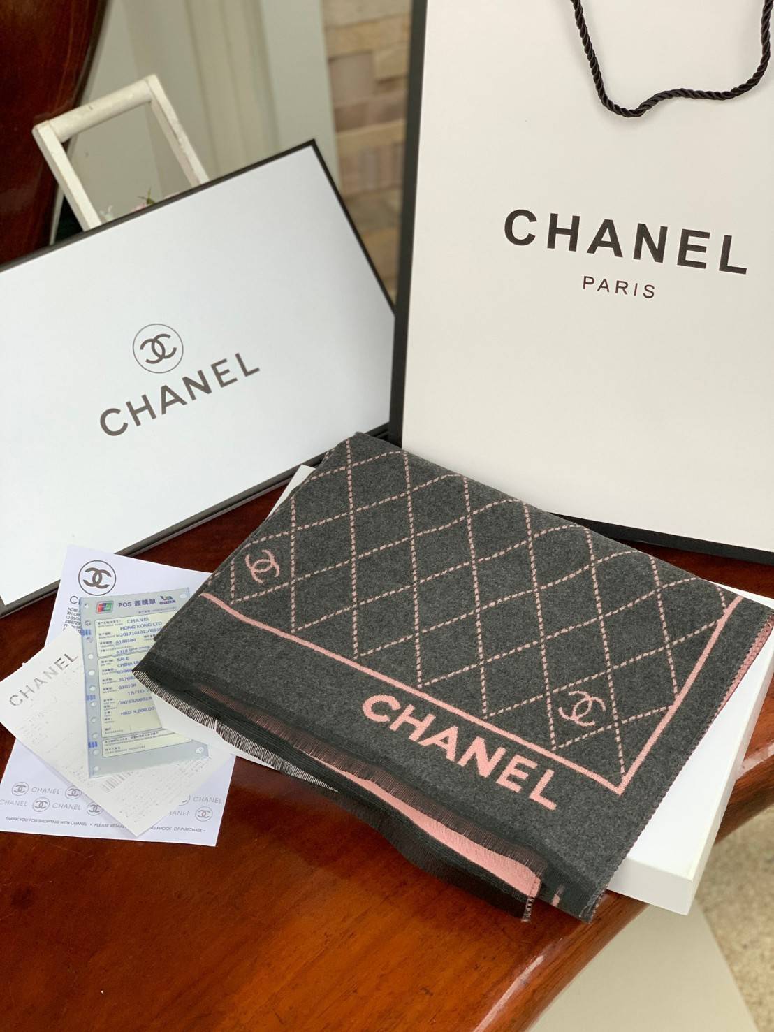 Chanel Scarves for woman’s accessories พลาดไม่ได้กับของขวัญสำหรับเทศกาลดีๆที่กำลังจะมาถึง ส่งมอบความรู้สึกดีๆให้กับคนที่คุณรัก ด้วยผ้าพันคอ หรือ ผ้าคลุมจากแบรนด์ดัง ด้วยเนื้อผ้าแบบcashmereที่ถักทอแบบเนื้อละเอียด จึงทำให้นุ่มน่าสัมผัส ให้ความอบอุ่นได้ดี สำ