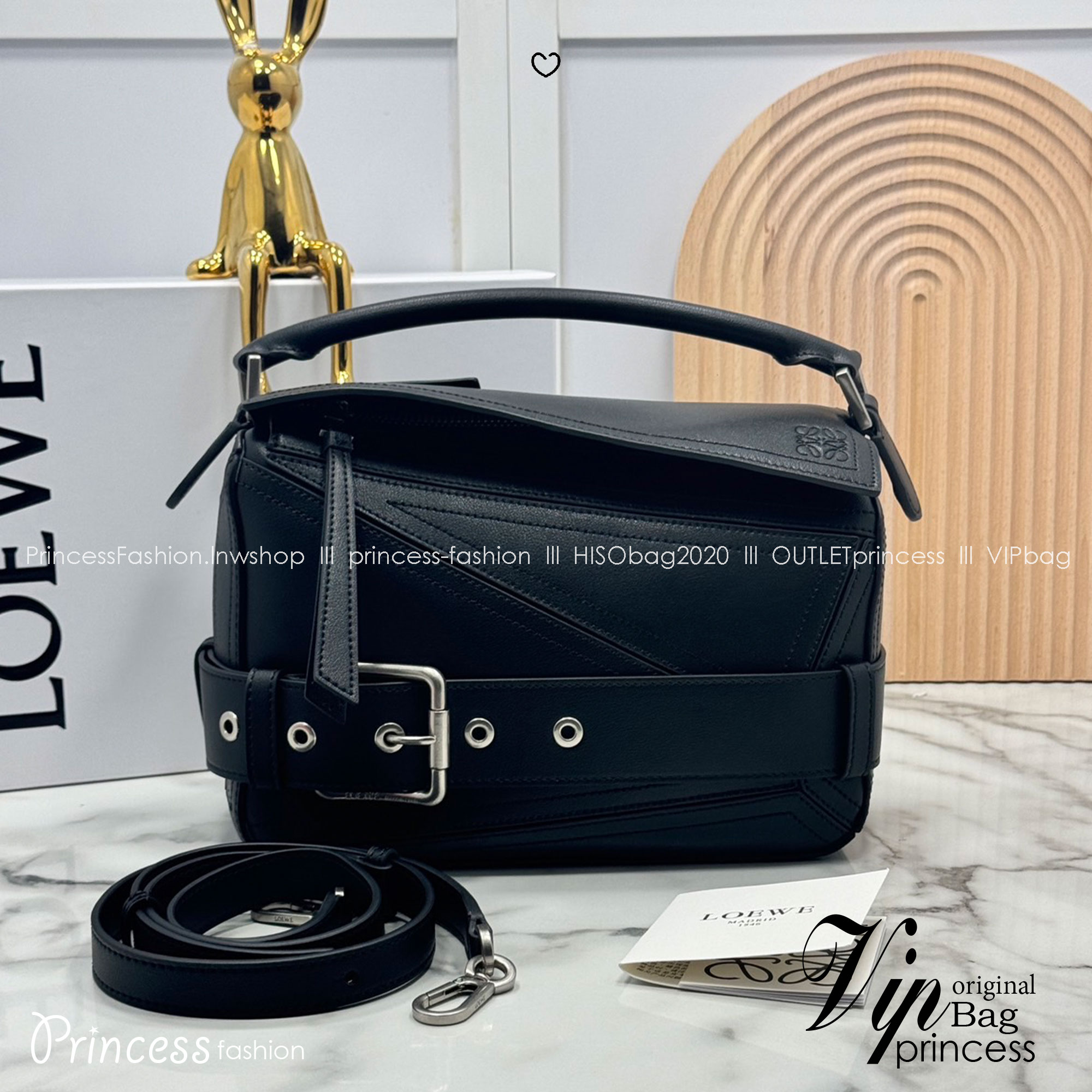 ORI หนังแท้ | Loewe Small Puzzle Biker bag in shiny Leather 24cm กระเป๋าสะพายทรงกล่องพัซเซิล รุ่นใหม่ล่าสุด คล้ายเข็มขัดด้านหน้าสวยเท่โดดเด่นสไตส์ไบเกอร์ ด้วยเส้นสายเรขาคณิตอันโดดเด่นและรูปทรงลูกบาศก์
