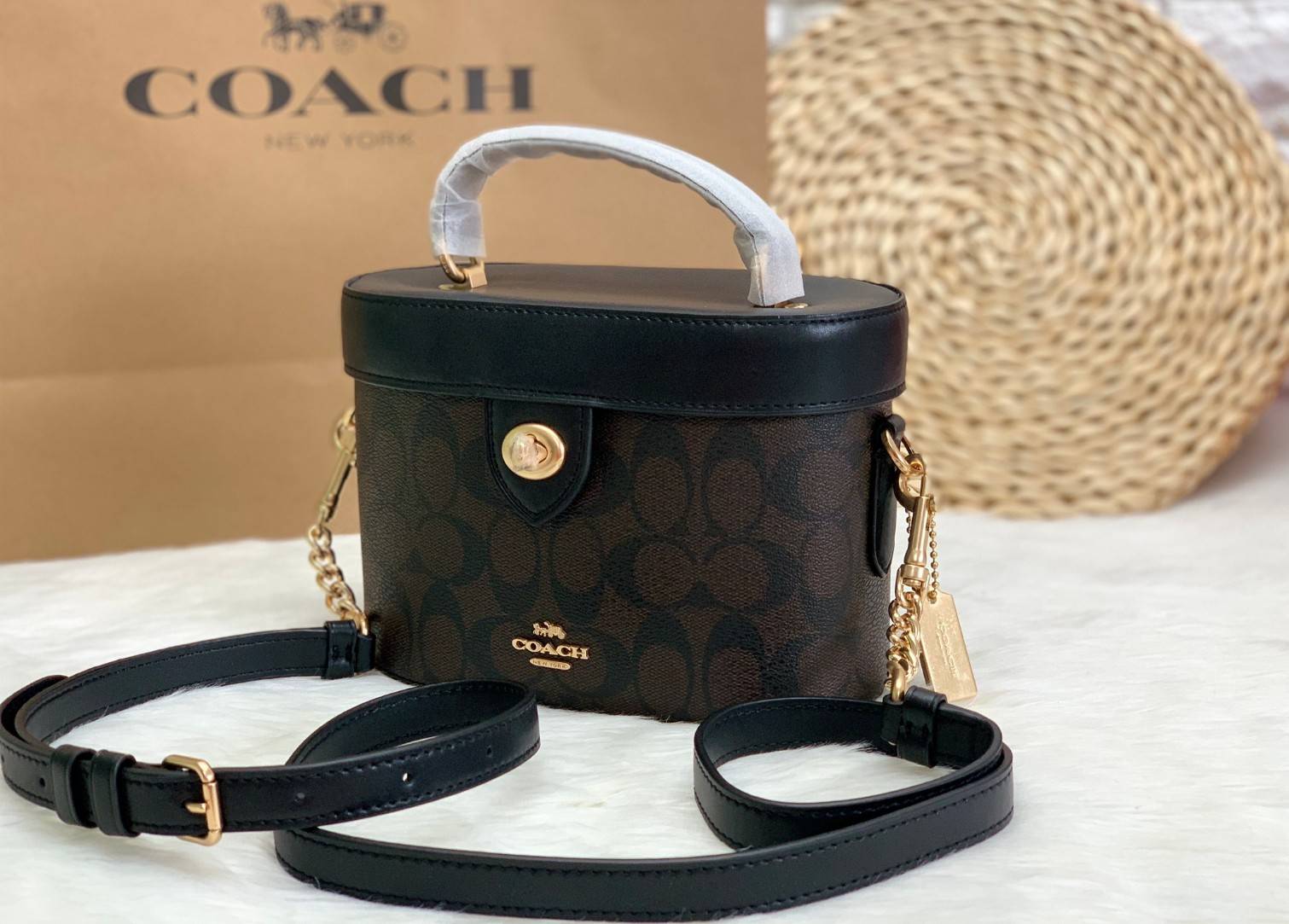 COACH KAY CROSSBODY IN SIGNATURE ((78277)) กลับมาอีกครั้ง! กระเป๋าหิ้ว//สะพายแบบครอสบอดี้ร์ หนังแท้นิ่มสวย เปิดปิดกระเป๋าแบบหมุนล็อค ภายในโล่งสามารถใส่กระเป๋าเงินใบกลางได้;มือถือได้ทุกรุ่น; มีช่องเล็กให้ใส่ของจุกจิก;ซัปในบุผ้าอย่างดีเลยค่ะ มาพร้อมสายสะพาย