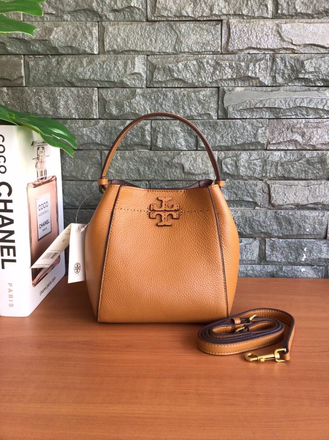 คอลเลคชั่นขายดี มากี่รอบๆ ก็หมดไวทุกรอบ!! TORY BURCH MCGRAW MINI BUCKET BAG กระเป๋าสะพาย และ ถือ คล้องแขน ทรงถัง สะพายได้ 2 ทรง ผลิตจากหนังแท้ หนังลูกวัว หนังนุ่ม หนังหอม น้ำหนักเบามากกก!! หนังลื่น นิ่มสวยมากๆ!! ด้านหน้าประดับโลโก้แบรนด์ ภายในโล่งกว้าง มี