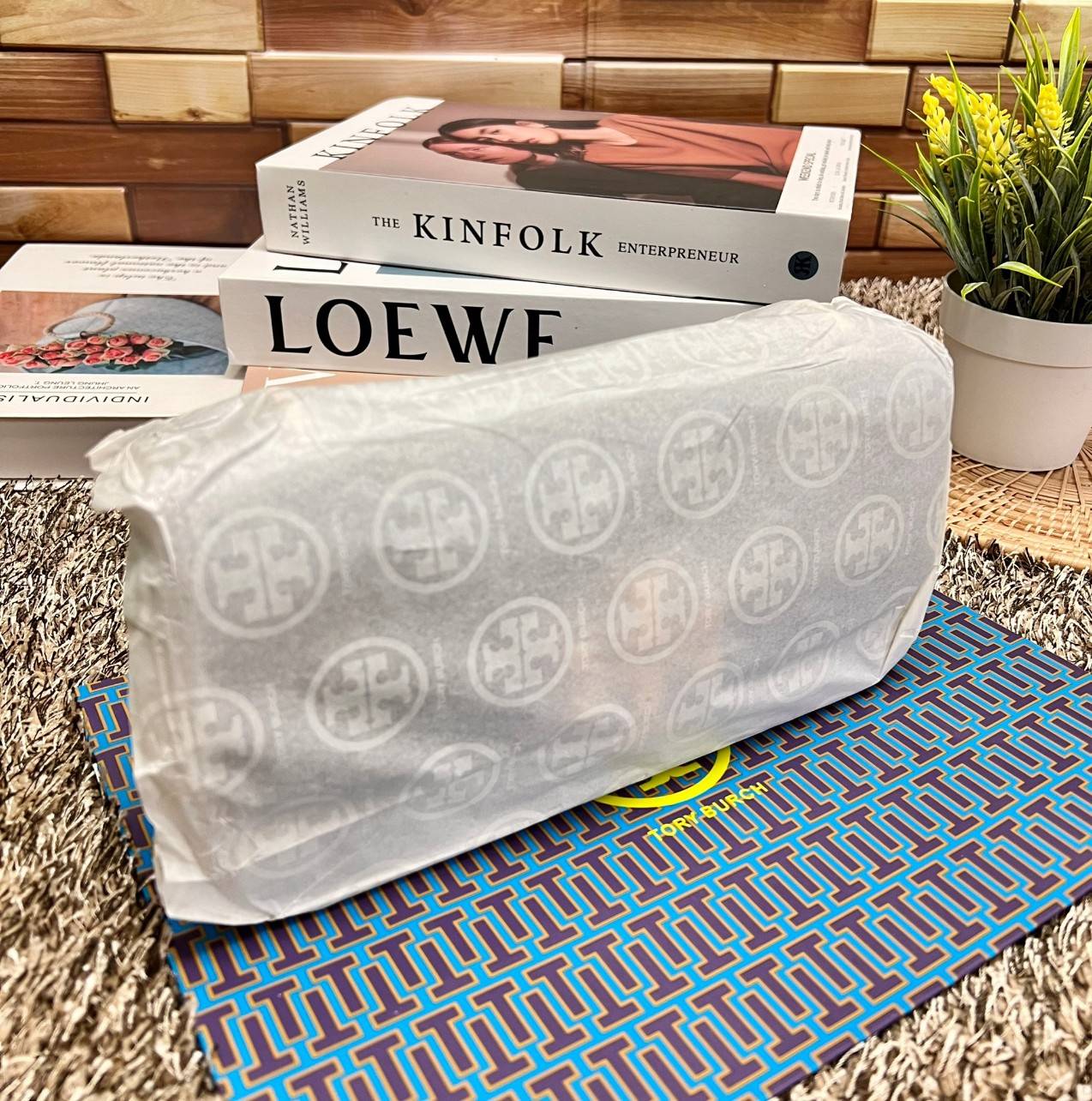 TORY BURCH ELEANOR CONVERTIBLE SHOULDER BAG ((89644)) รุ่นใหม่ สวยตามคนดังเซเลบกันเลยค่า! พร้อมส่ง ห้ามพลาดก่อนหมด ต้องมีติดตัวสักใบค่า กระเป๋าหิ้ว//คล้องไหล่ หรือสะพายข้างได้ หนังแท้เรียบ ผิวลื่น หรูมากๆสำหรับรุ่นนี้ เปิด-ปิดกระเป๋าแบบแม่เหล็กโลโก้แบรนด์