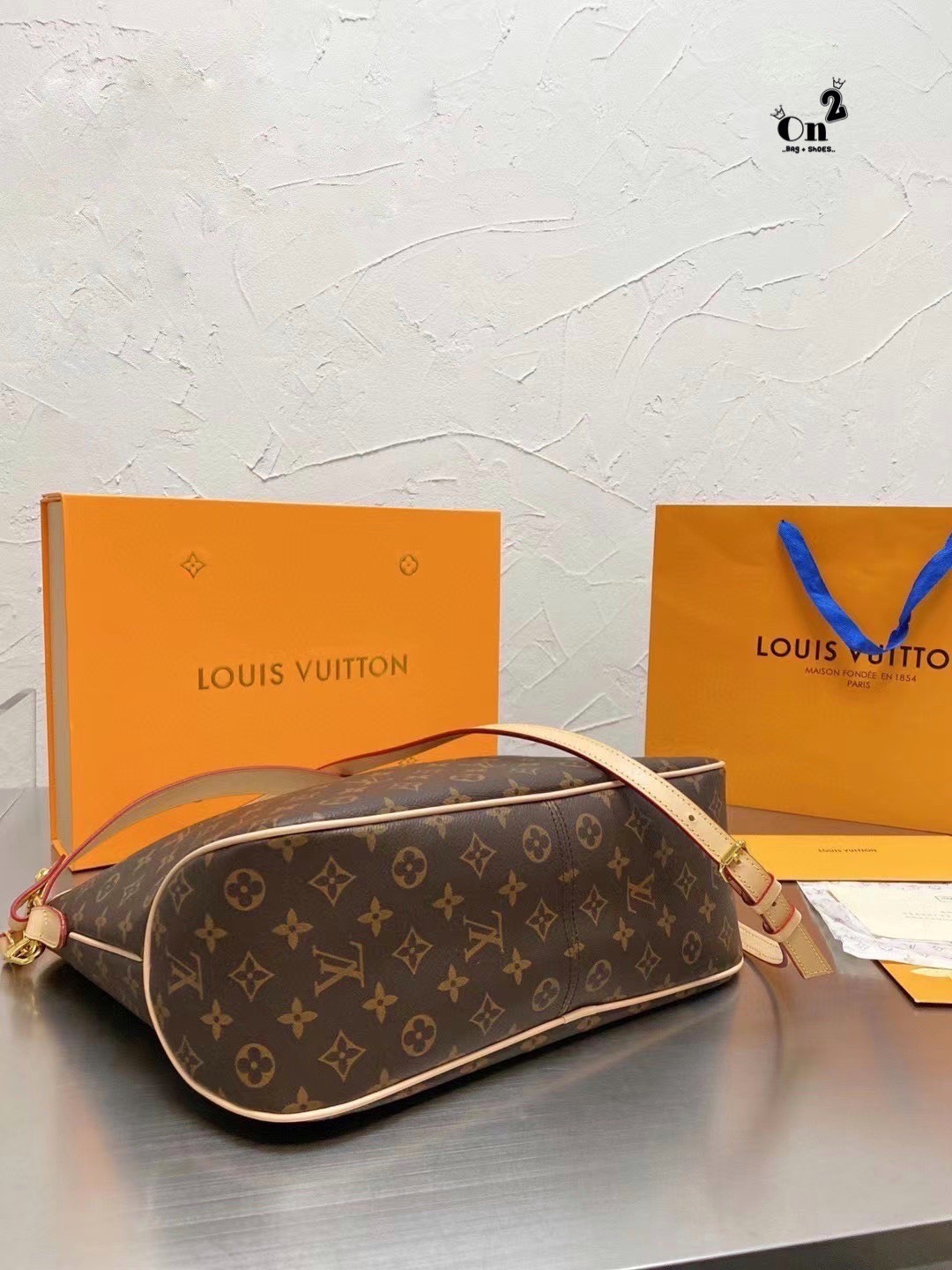 Louis Vuitton Monogram Delight Canvas / LV Delight Tote Bag กระเป๋าสะพายข้างทรงสูงใบใหญ่หนังแกะสังเคราะห์ หูหิ้วปั้มโลโก้ ด้านในมี1ช่องซิป 1ช่องใส่ของจุกจิ๊ก มาพร้อมกระเป๋าเล็กน่ารักใส่ตังค์ คุ้มสุดๆ อะไหล่ทองหรูหรา มีสายยาว ถอดสายได้ ปรับระดับได้ จุของได