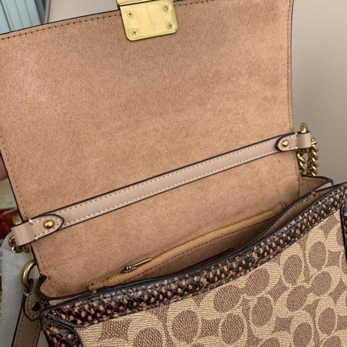 COACH HUTTON SHOULDER BAG IN SIGNATURE CANVAS sold out ไปกันทั่วหน้าในหลายประเทศ กับกระเป๋าสะพายที่สุดของความหรู ดีไซน์คลาสสิควินเทจ ลูกเล่นสีแทนสนิมตัดกับอะไหล่สีทองเหลืองดูย้อนยุคและหรูหรา วัสดุหนังแคนวาสสลับหนังแท้ สายสะพายโซ่สลับหนัง ปรับสะพายได้ 2 แบ