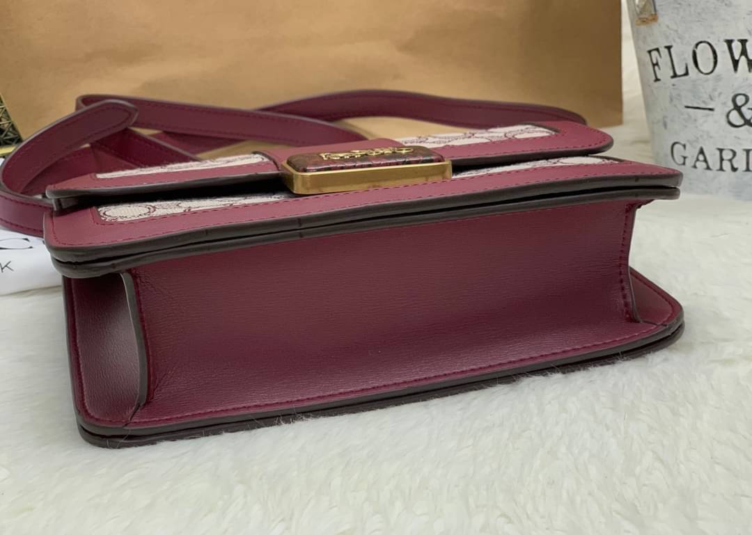 COACH ALIE SHOULDER BAG IN SIGNATURE JACQUARD WITH SNAKESKIN DETAIL ((4615)) 🔺ยังไม่เข้าไทยค่ะ ได้ไปไม่ผิดหวังแน่นอนค่ะ! พร้อมส่ง! กระเป๋าสะพายข้างหรือสามารถทบสายกันเพื่อคล้องไหล่ได้ค่ะ วัสดุ Jacquard+หนังแท้ หนังนิ่มสวยงามมากๆค่ะ ด้านหน้าเป็นแผ่น